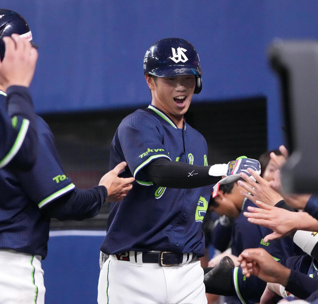 中日対ヤクルト　2回表ヤクルト1死一、三塁、古賀優大（中央）はスクイズを決めナインとタッチを交わす（撮影・森本幸一）
