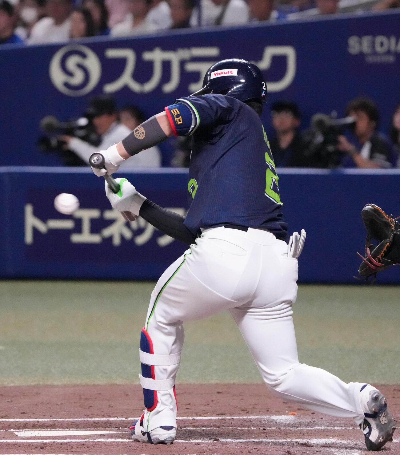 中日対ヤクルト　2回表ヤクルト1死一、三塁、スクイズを決める古賀優大（撮影・森本幸一）