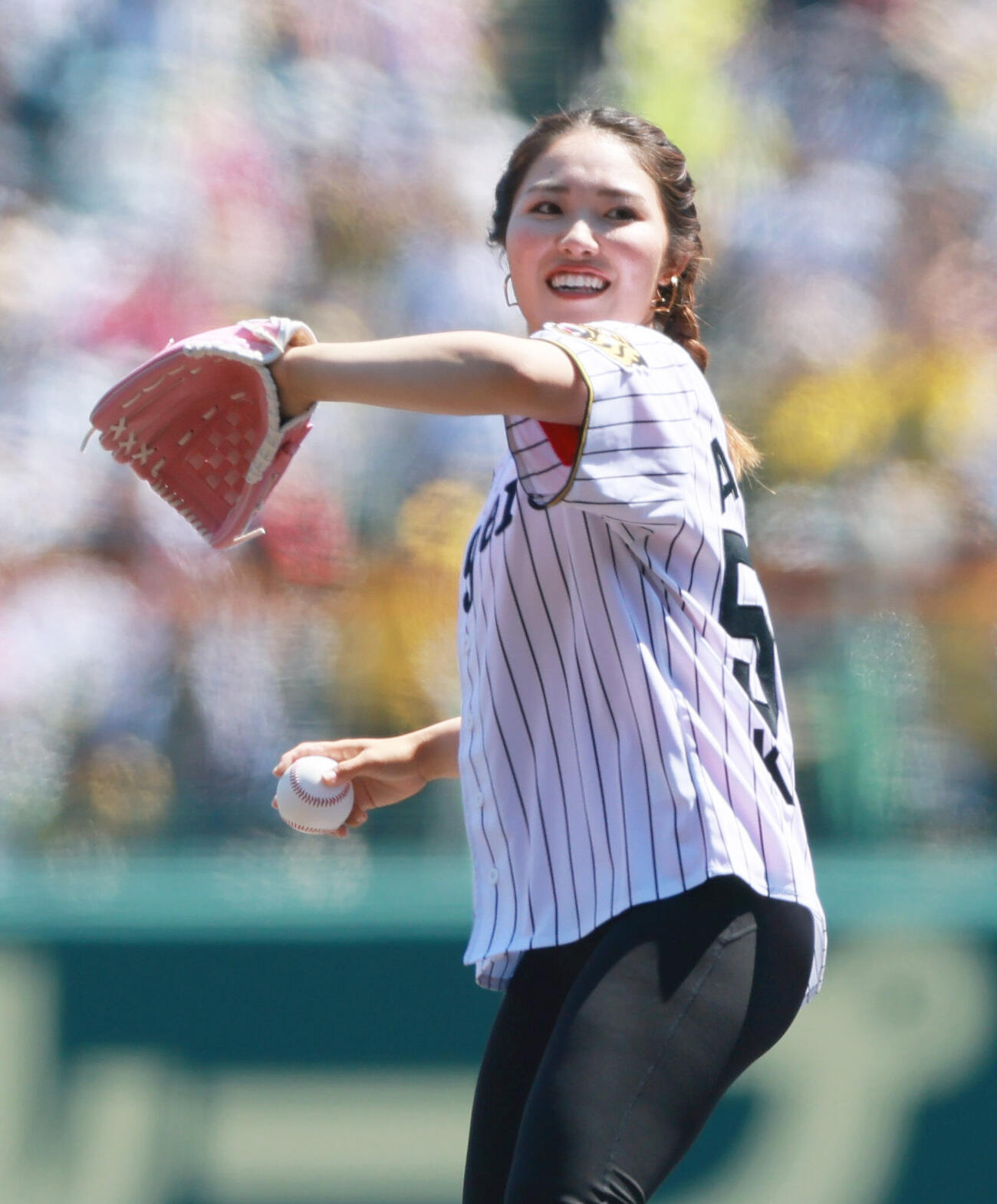 阪神対広島　始球式で投球する古江彩佳（撮影・上山淳一）