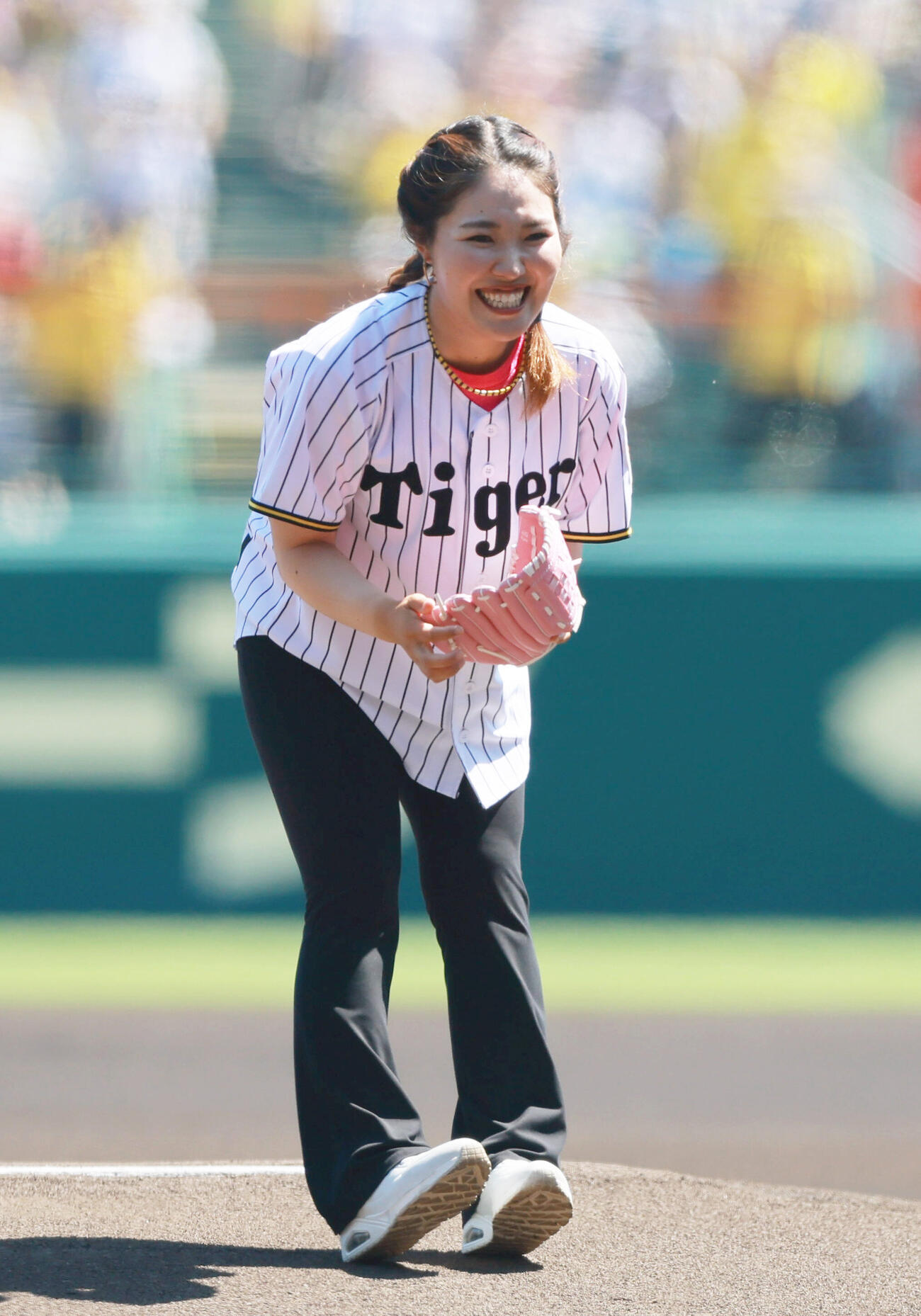 阪神対広島　始球式で投球する古江彩佳（撮影・上山淳一）