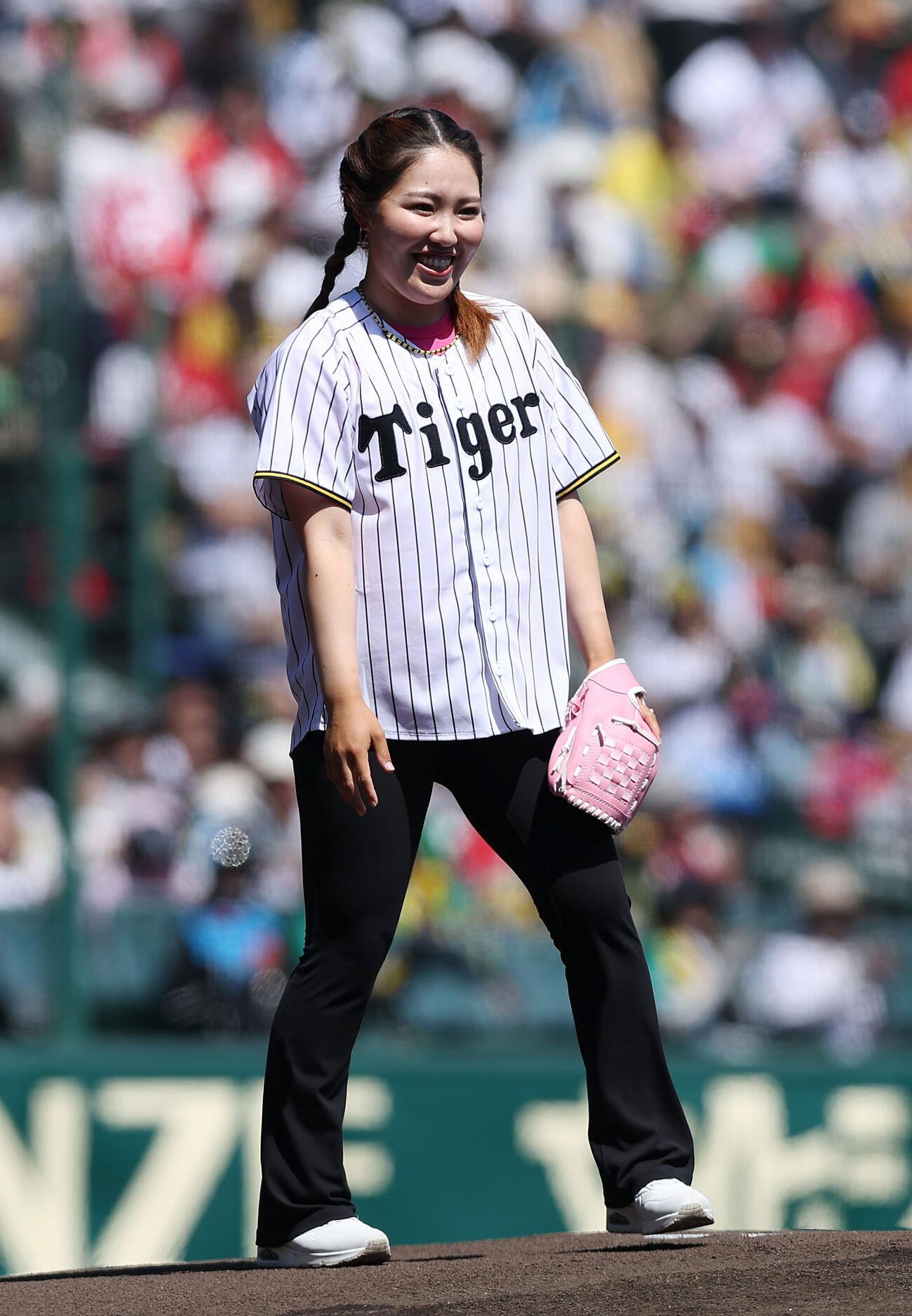 阪神対広島　始球式を務めたプロゴルファーの古江彩佳（撮影・前田充）