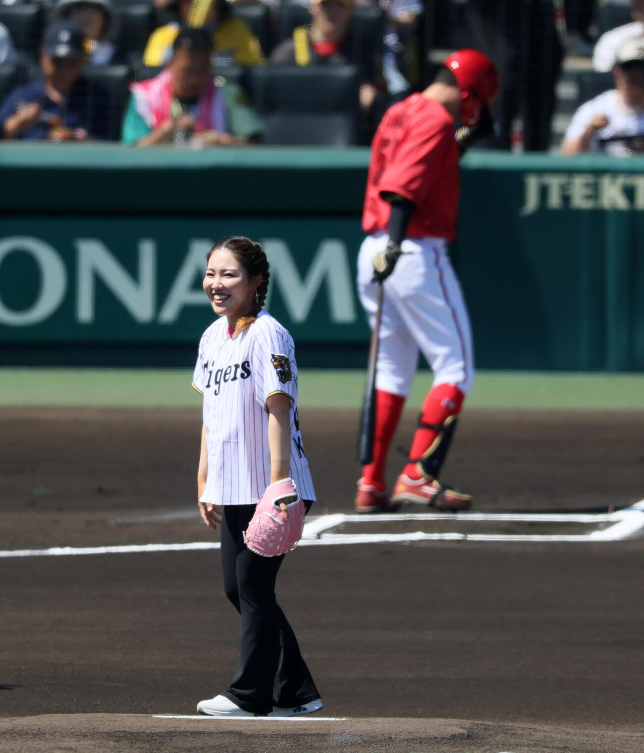 阪神対広島　始球式を行う女子プロゴルファーの古江彩佳(撮影・加藤哉）