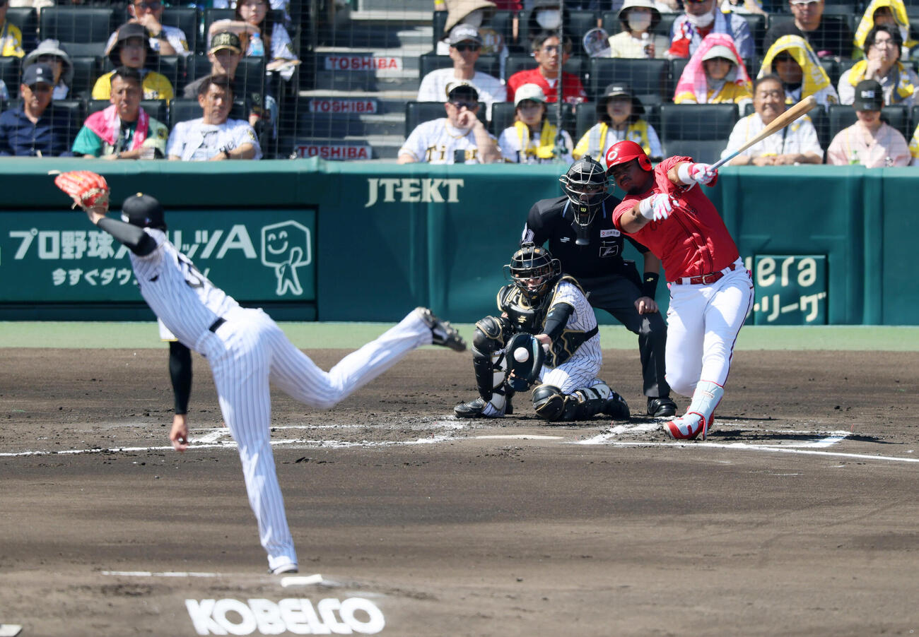 阪神対広島　2回表広島1死、三振に倒れるエレフリス・モンテロ。投手才木浩人(撮影・加藤哉）