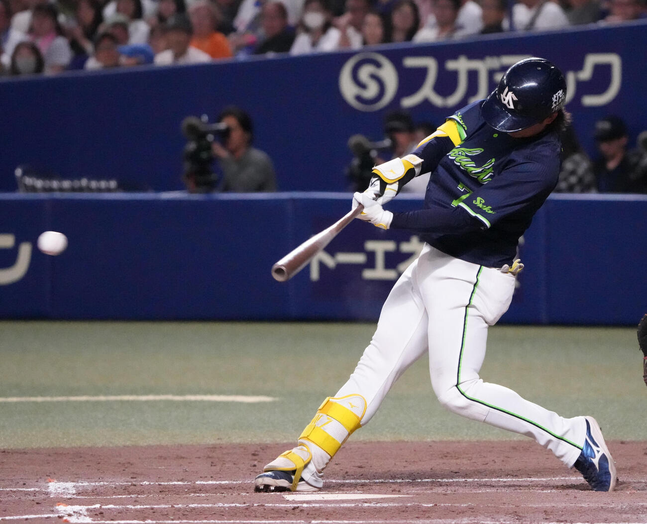 中日対ヤクルト　4回表ヤクルト2死満塁、2点適時打を放つ長岡秀樹（撮影・森本幸一）