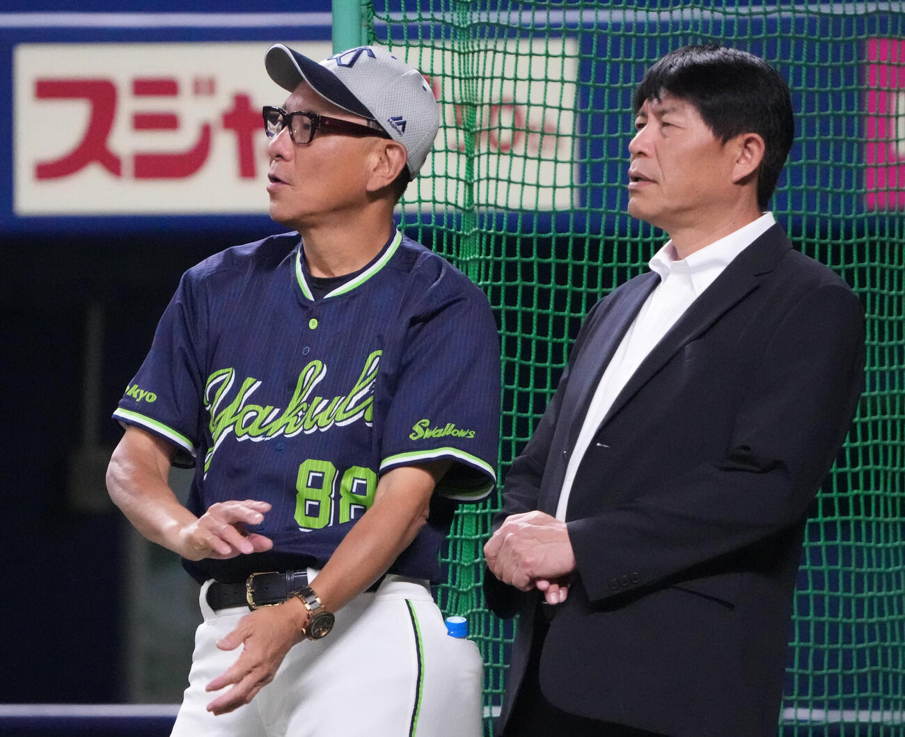 中日対ヤクルト　試合前、言葉を交わす池山隆寛監督（左）と川崎憲次郎氏（撮影・森本幸一）