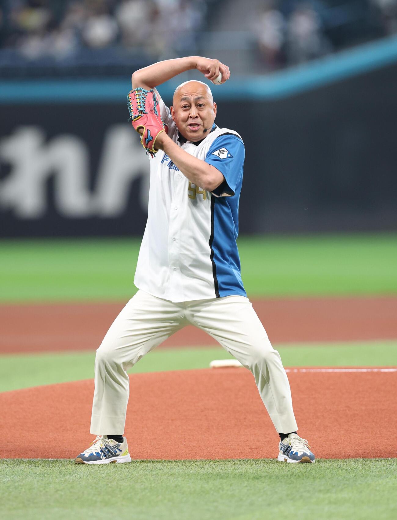 ファーストピッチセレモニーで投球する錦鯉の長谷川雅紀（撮影・黒川智章）