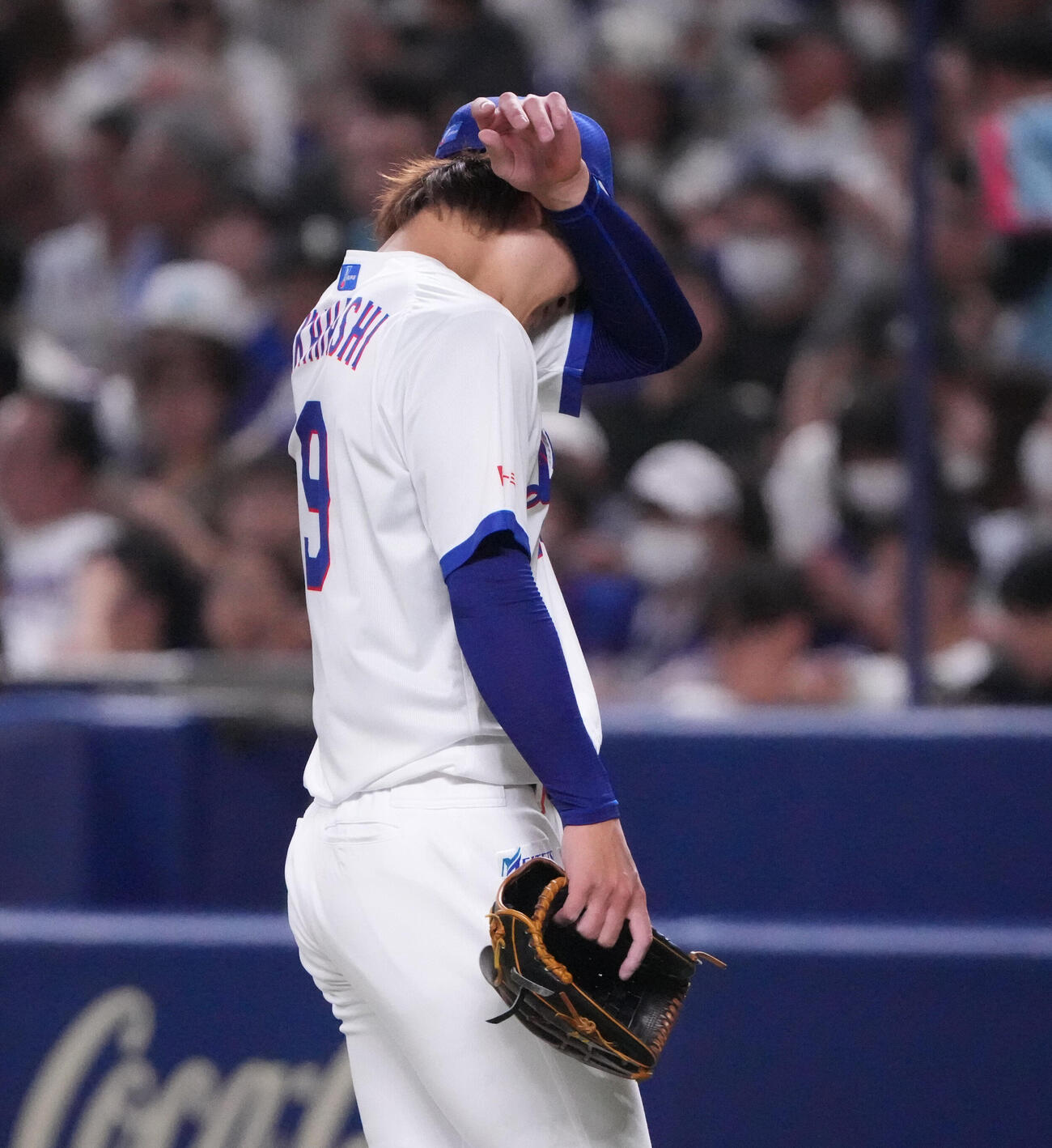 中日対ヤクルト　4回表終了、汗を拭きながらベンチへ戻る高橋宏斗（撮影・森本幸一）
