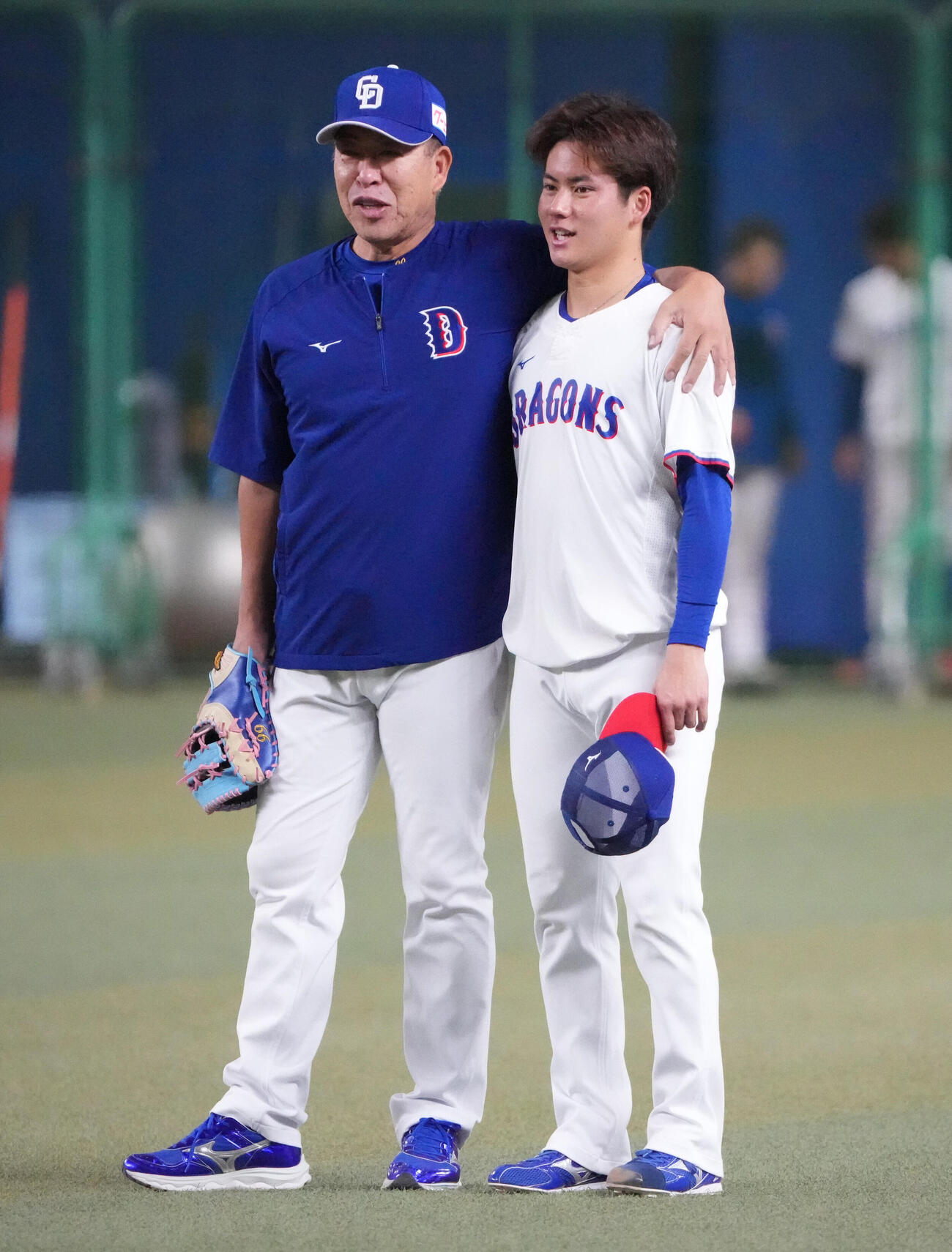 中日対ヤクルト　試合前、言葉を交わす井上一樹監督（左）と金丸夢斗（撮影・森本幸一）