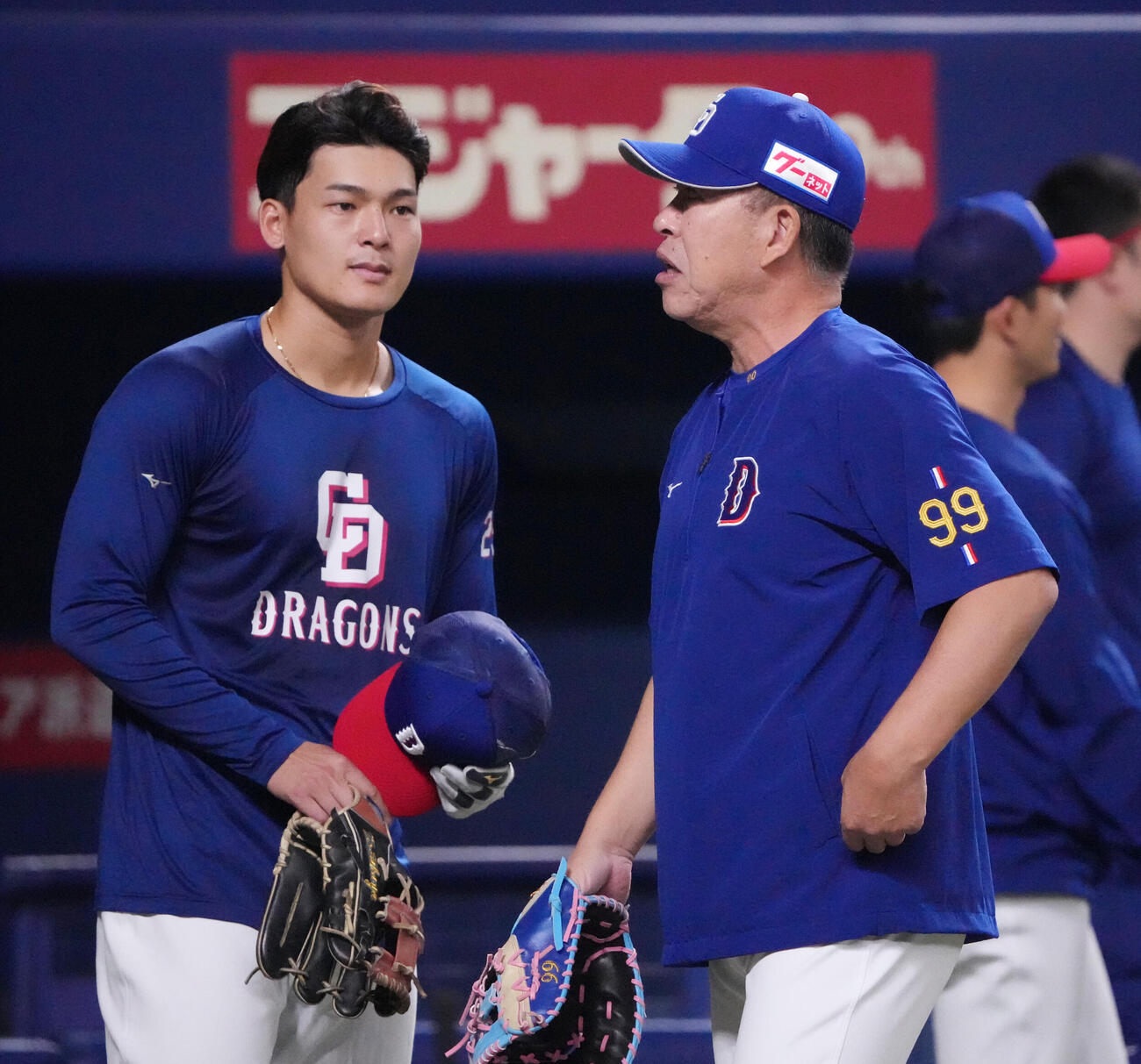 中日対ヤクルト　試合前、言葉を交わす井上一樹監督（右）と石川昂弥（撮影・森本幸一）