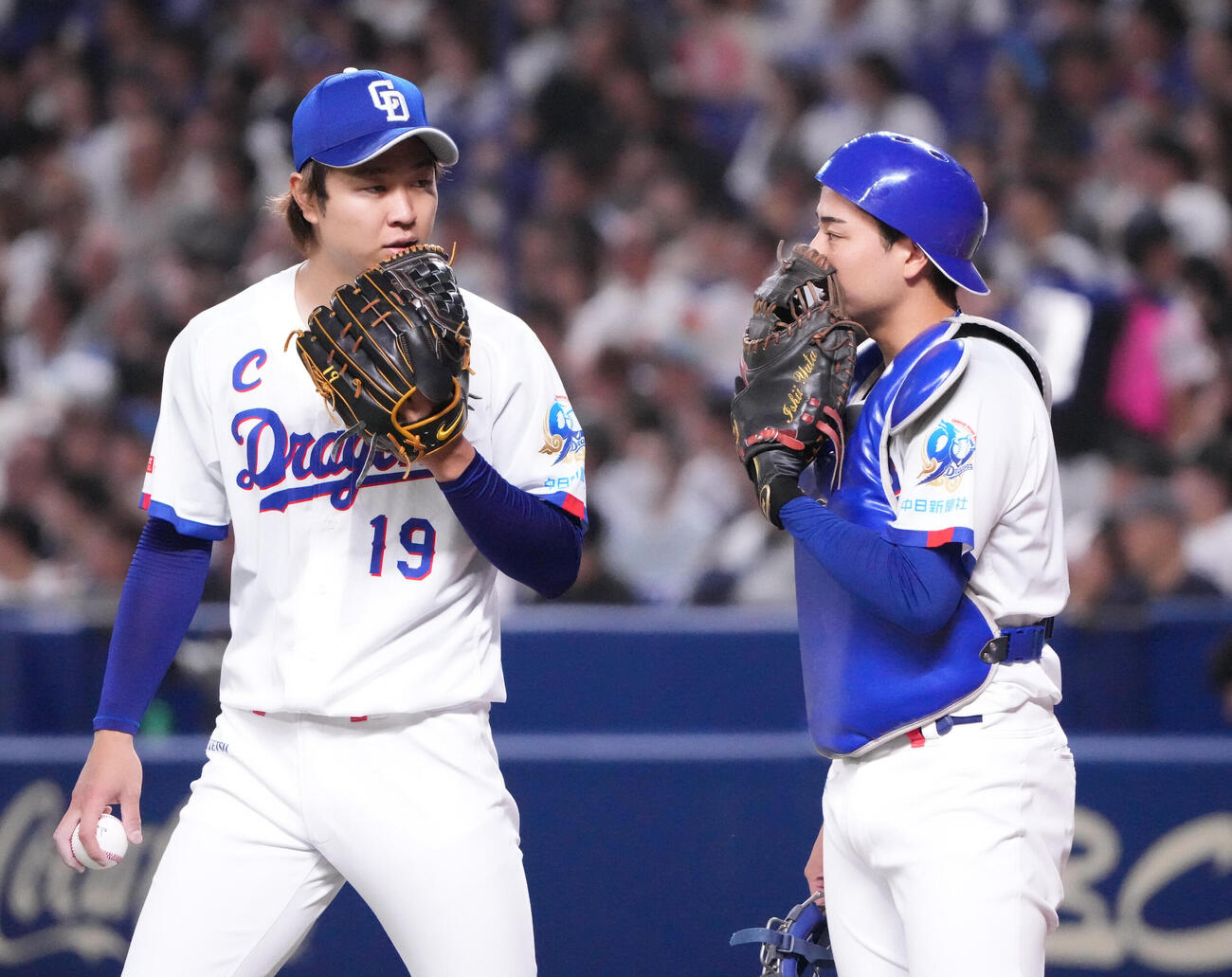 中日対ヤクルト　4回表ヤクルト1死一、三塁、高橋宏斗（左）は石伊雄太と言葉を交わす（撮影・森本幸一）