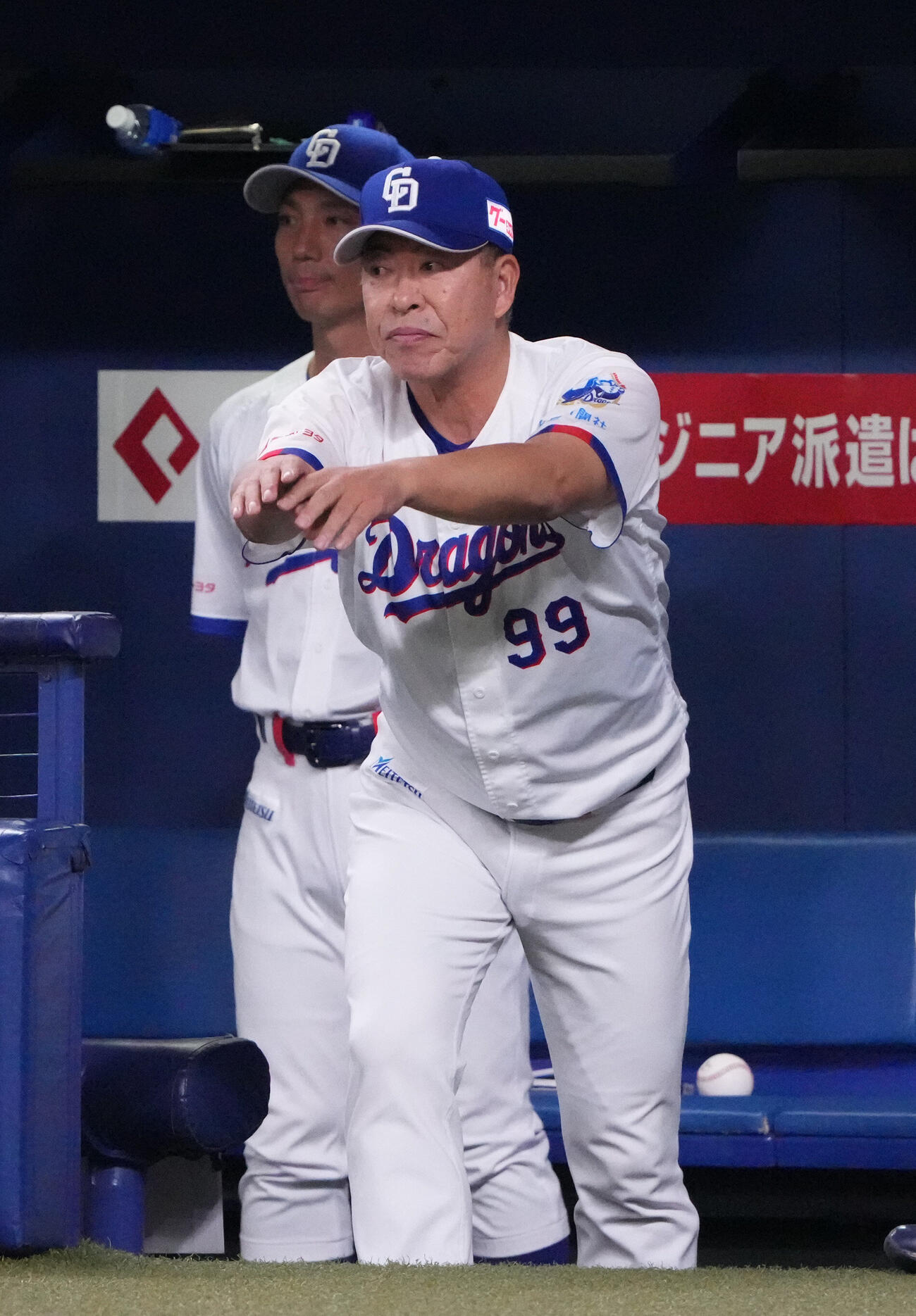 中日対ヤクルト　4回表ヤクルト1死二、三塁、井上一樹監督（右）は判定に対しリクエストをする（撮影・森本幸一）