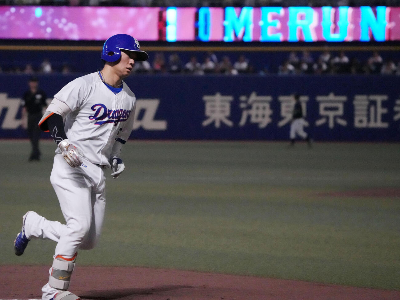 中日対ヤクルト　4回裏中日1死、ソロ本塁打を放ちダイヤモンドを回る村松開人（撮影・森本幸一）