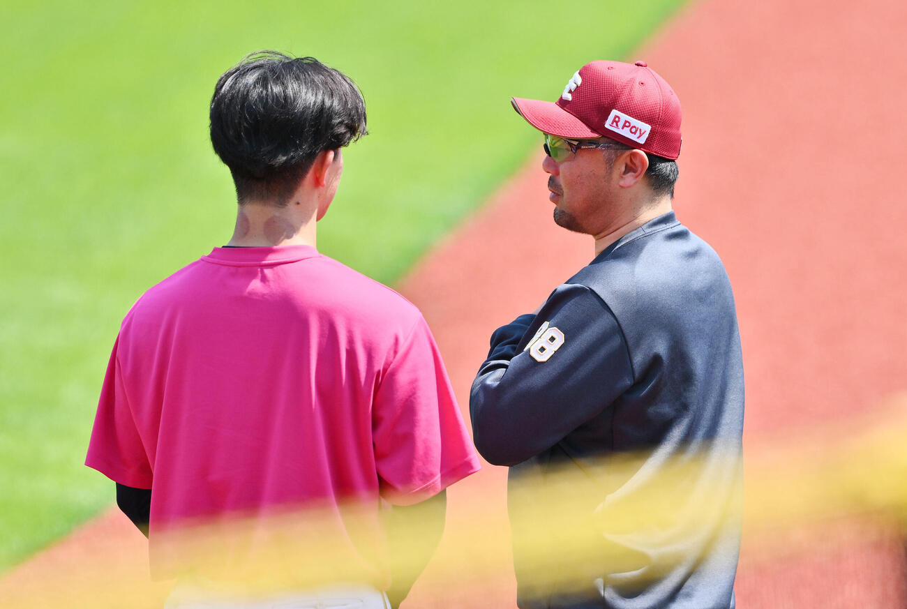 楽天対ソフトバンク　試合前練習で楽天三木肇監督（右）は古謝樹と話す（撮影・滝沢徹郎）
