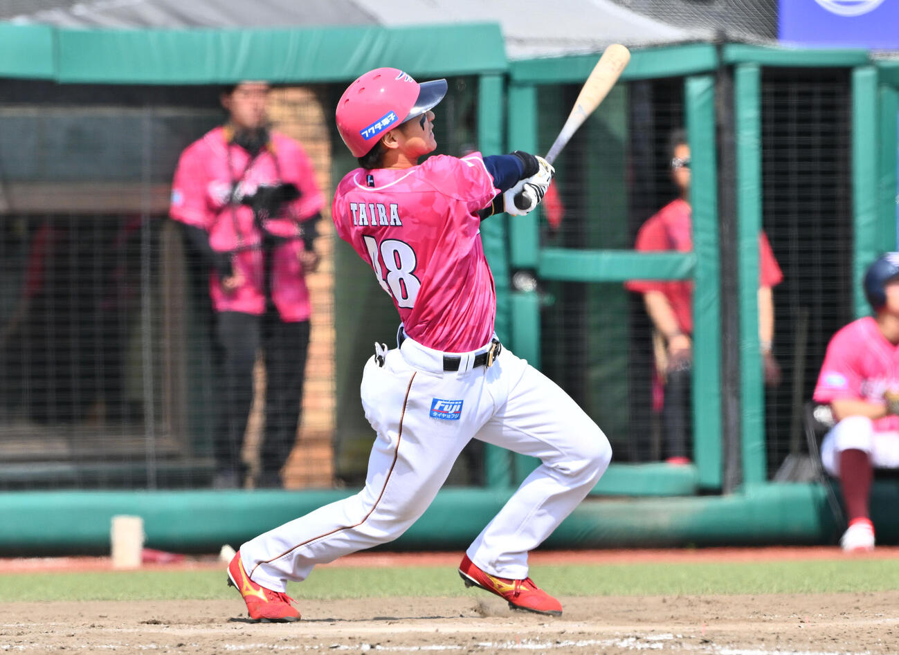 楽天対ソフトバンク　5回裏楽天無死、平良竜哉は左越えソロ本塁打を放つ（撮影・滝沢徹郎）