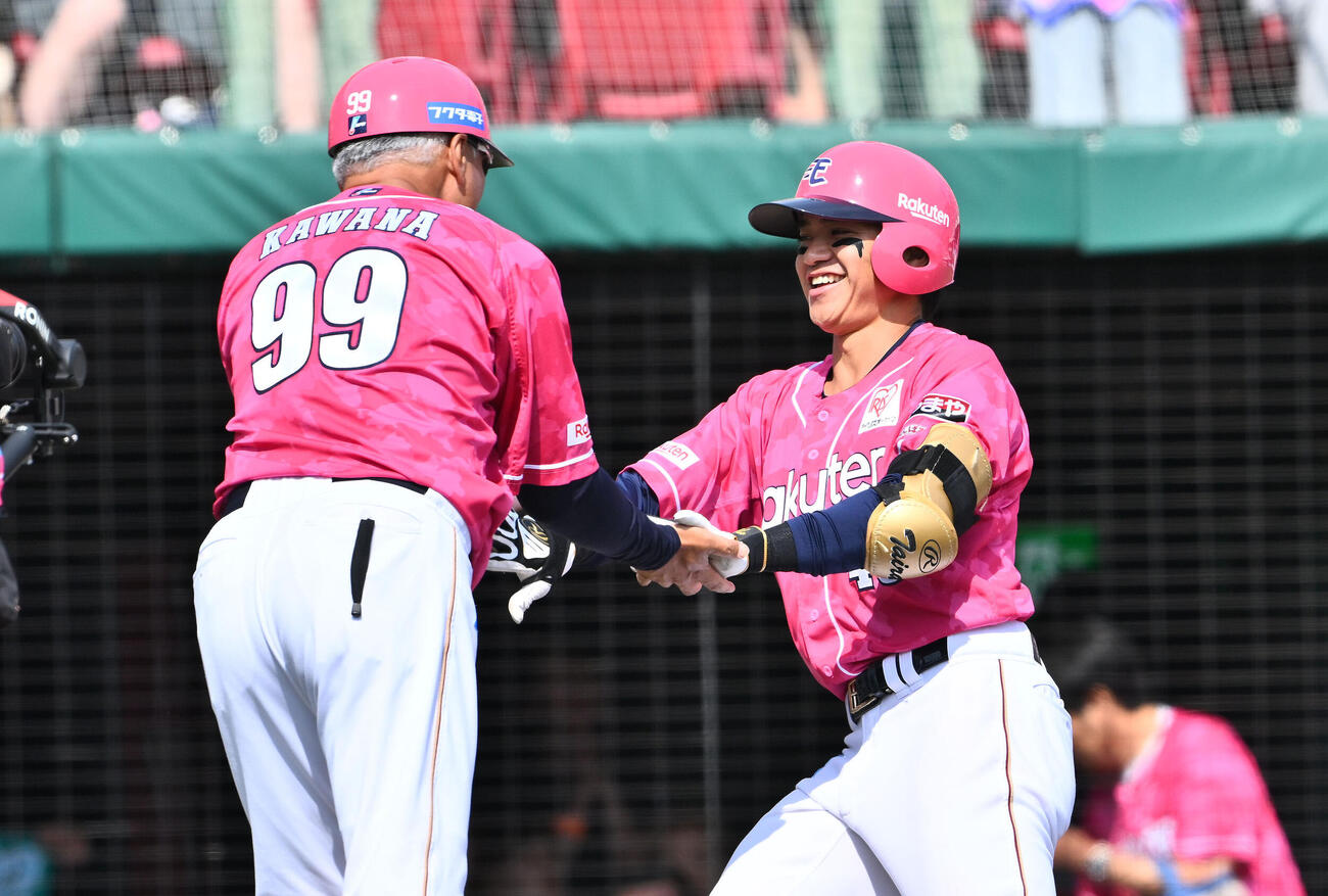 楽天対ソフトバンク　5回裏楽天無死、ソロ本塁打を放った平良竜哉（右）は生還し川名慎一コーチとタッチを交わす（撮影・滝沢徹郎）