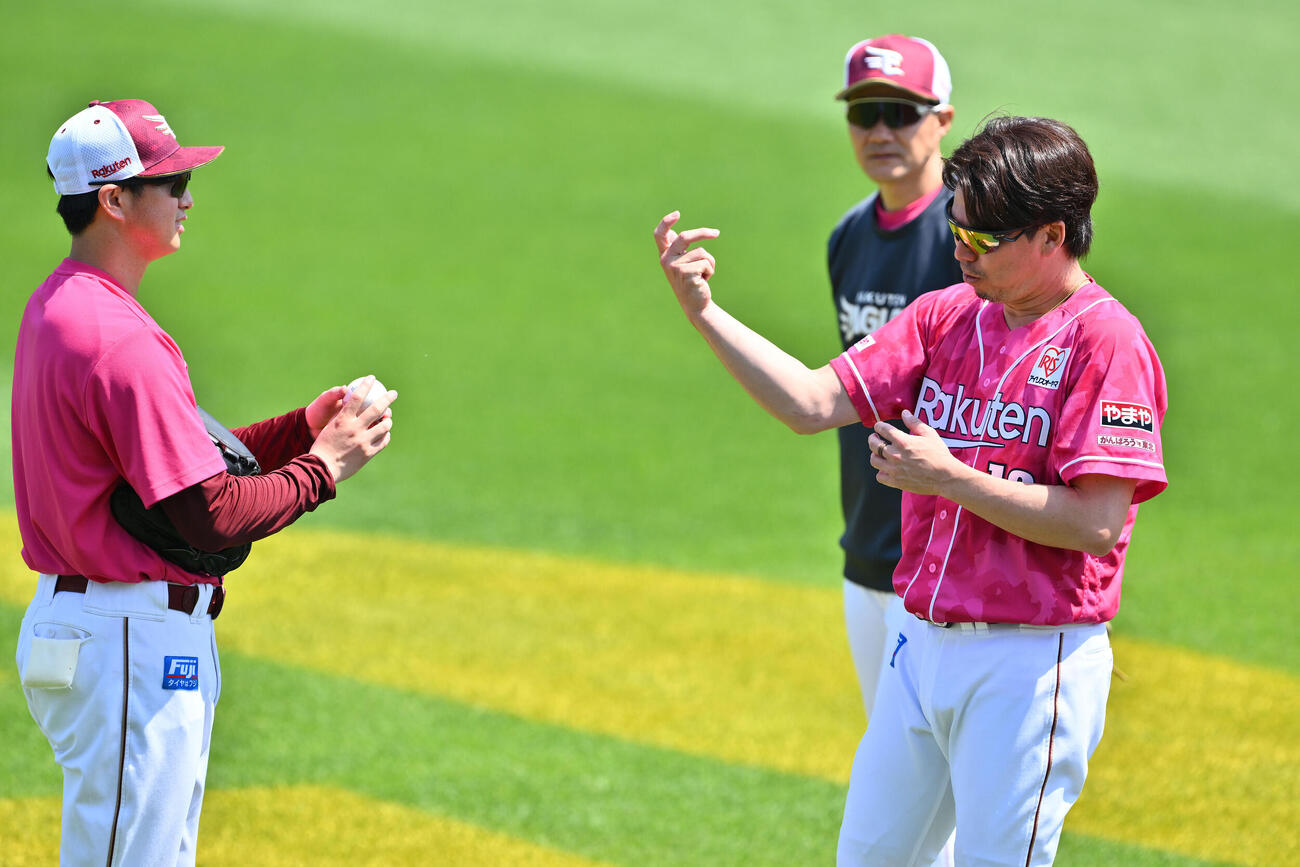 楽天対ソフトバンク　試合前練習で楽天前田健太（右）は西垣雅矢に投球フォームを教える（撮影・滝沢徹郎）