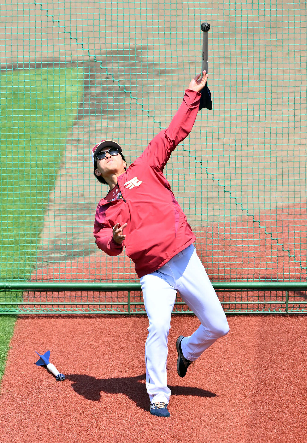 楽天対ソフトバンク　試合前練習で調整する楽天早川隆久（撮影・滝沢徹郎）