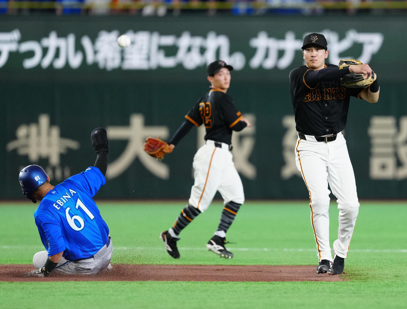 巨人対DeNA 1回表DeNA無死一塁、併殺となった度会隆輝の打球を処理した二塁手浦田俊輔（中央）から受け、一塁へ送球する遊撃手泉口友汰（撮影・江口和貴）