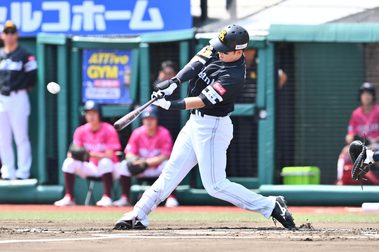 楽天対ソフトバンク　1回表ソフトバン2死三塁、栗原陵矢は先制2点本塁打を放つ（撮影・滝沢徹郎）