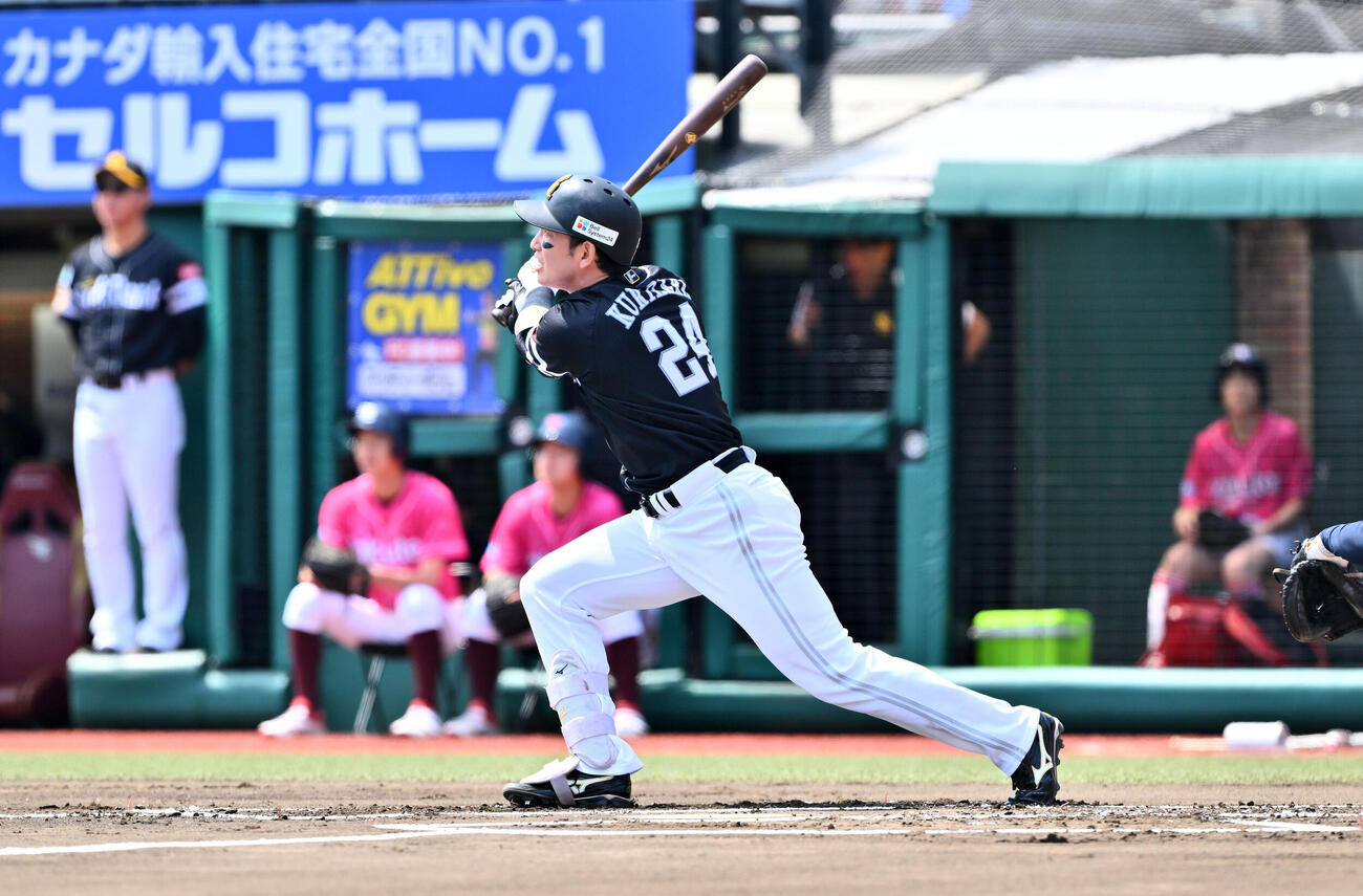 楽天対ソフトバンク　1回表ソフトバン2死三塁、栗原陵矢は先制2点本塁打を放つ（撮影・滝沢徹郎）
