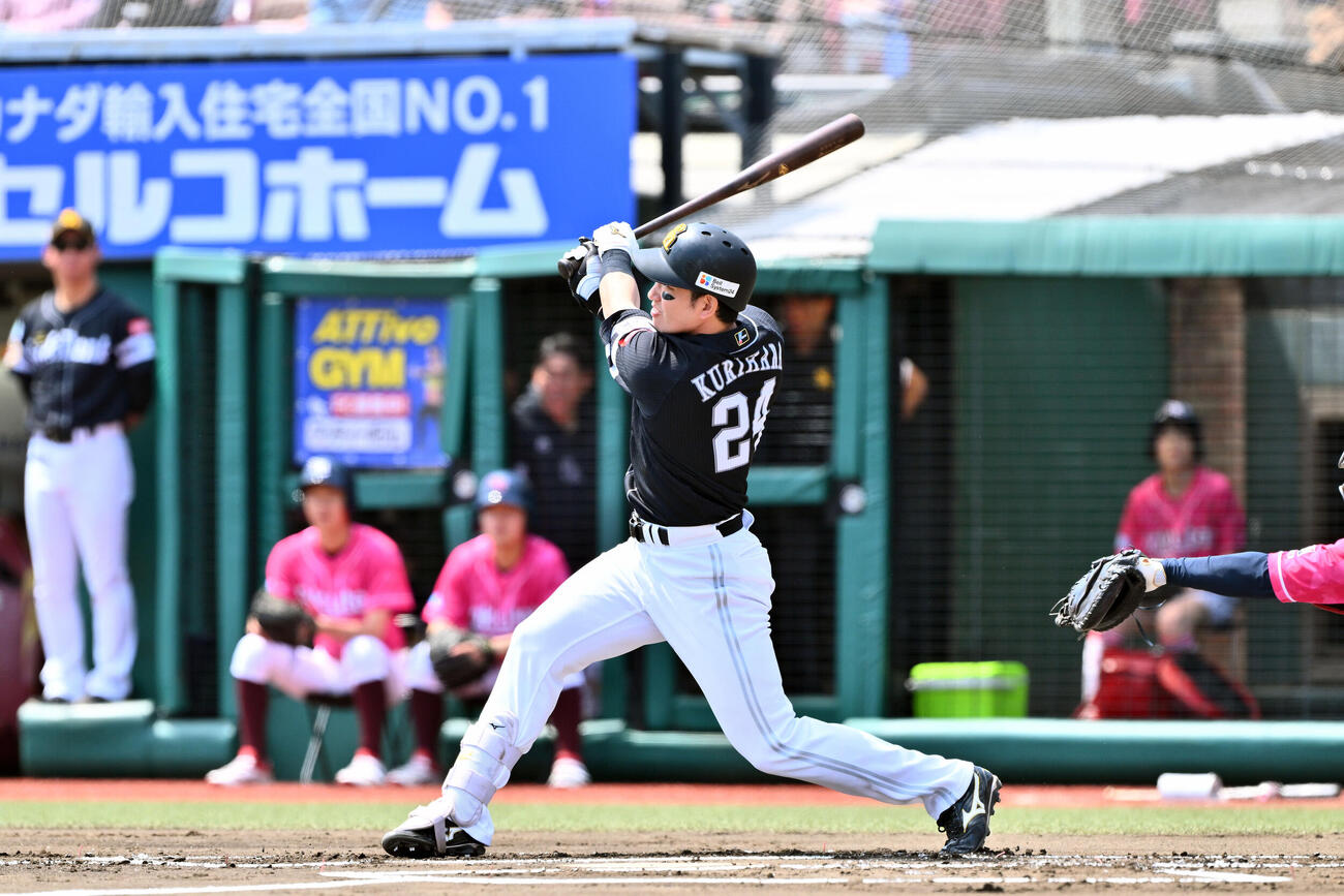 楽天対ソフトバンク　1回表ソフトバン2死三塁、栗原陵矢は先制2点本塁打を放つ（撮影・滝沢徹郎）