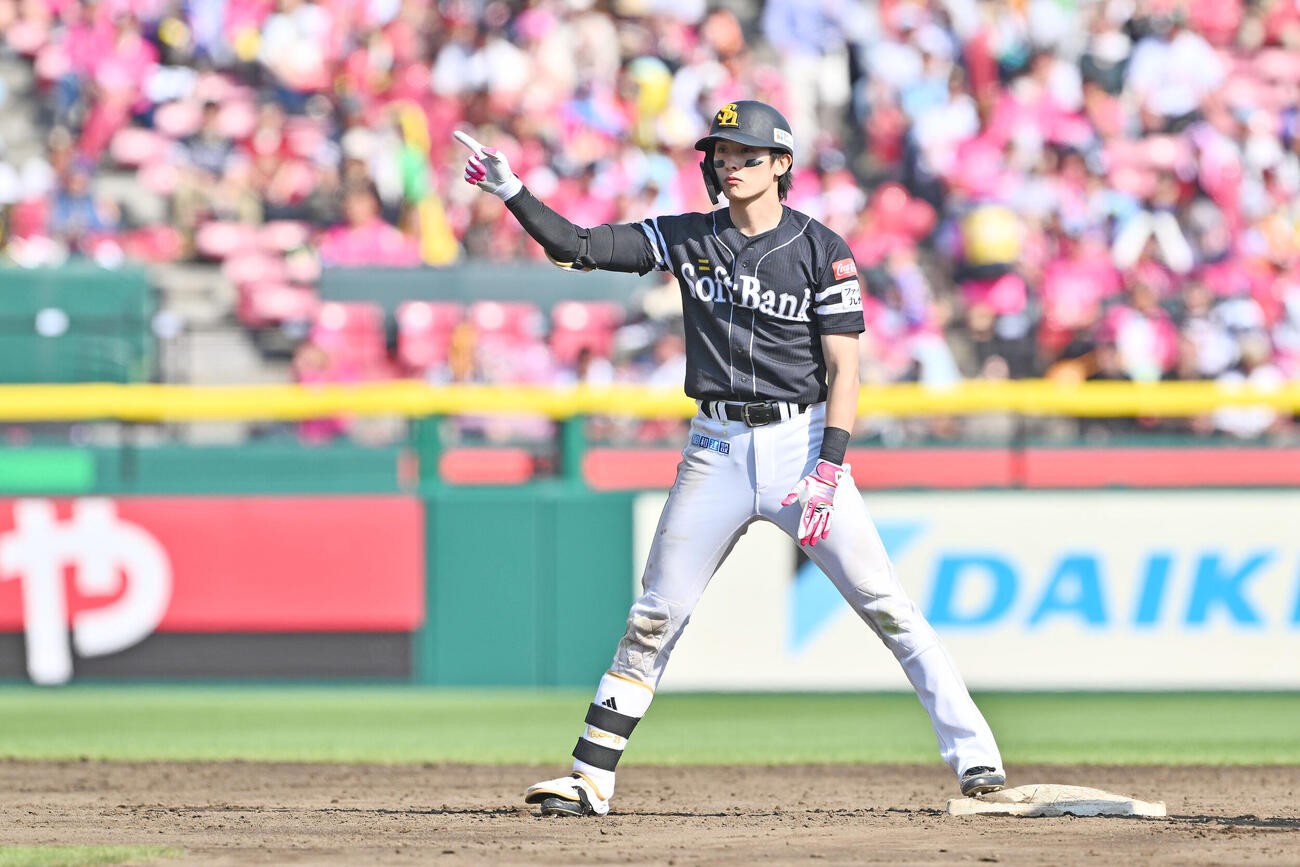 楽天対ソフトバンク　7回表ソフトバンク2死一塁、周東佑京は適時二塁打を放ちポーズを決める（撮影・滝沢徹郎）