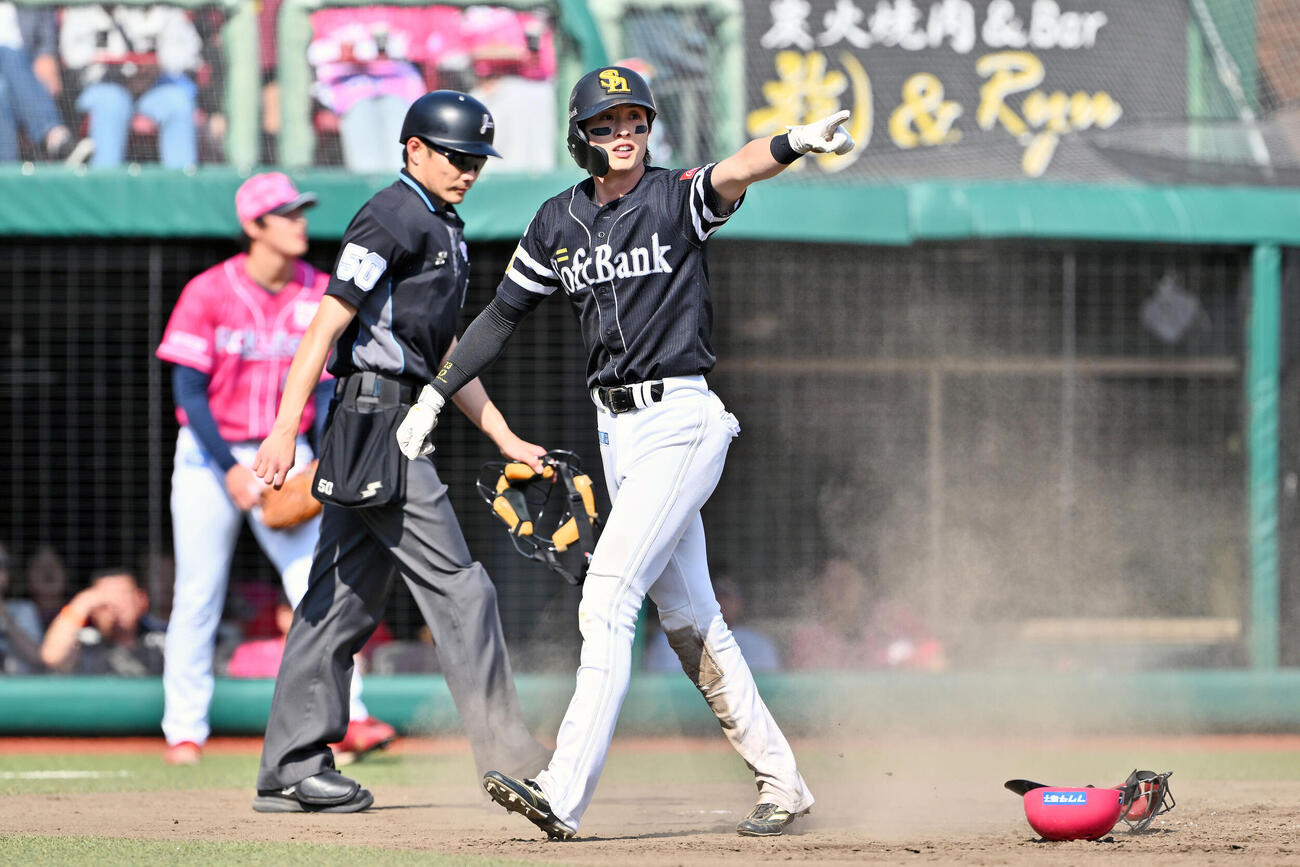 楽天対ソフトバンク　7回表ソフトバンク2死二塁、庄子雄大の適時打で生還した周東佑京（撮影・滝沢徹郎）