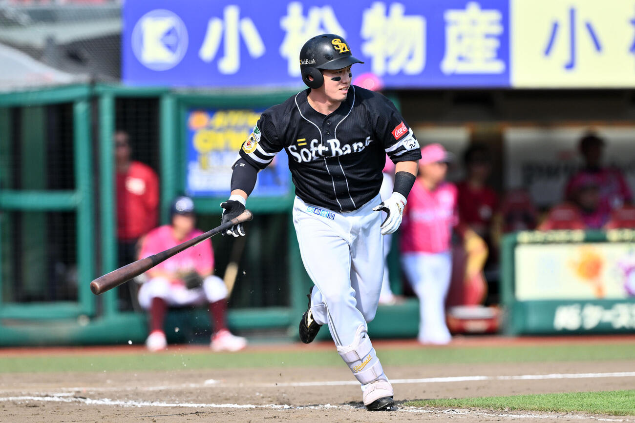 楽天対ソフトバンク　8回表ソフトバンク1死三塁、栗原陵矢は中前適時打を放つ（撮影・滝沢徹郎）
