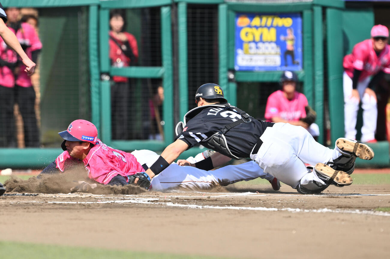 楽天対ソフトバンク　6回裏楽天2死二塁、代走小郷裕哉（左）は平良竜哉の右前打から生還を狙うもアウトになる。捕手山本祐大（撮影・滝沢徹郎）