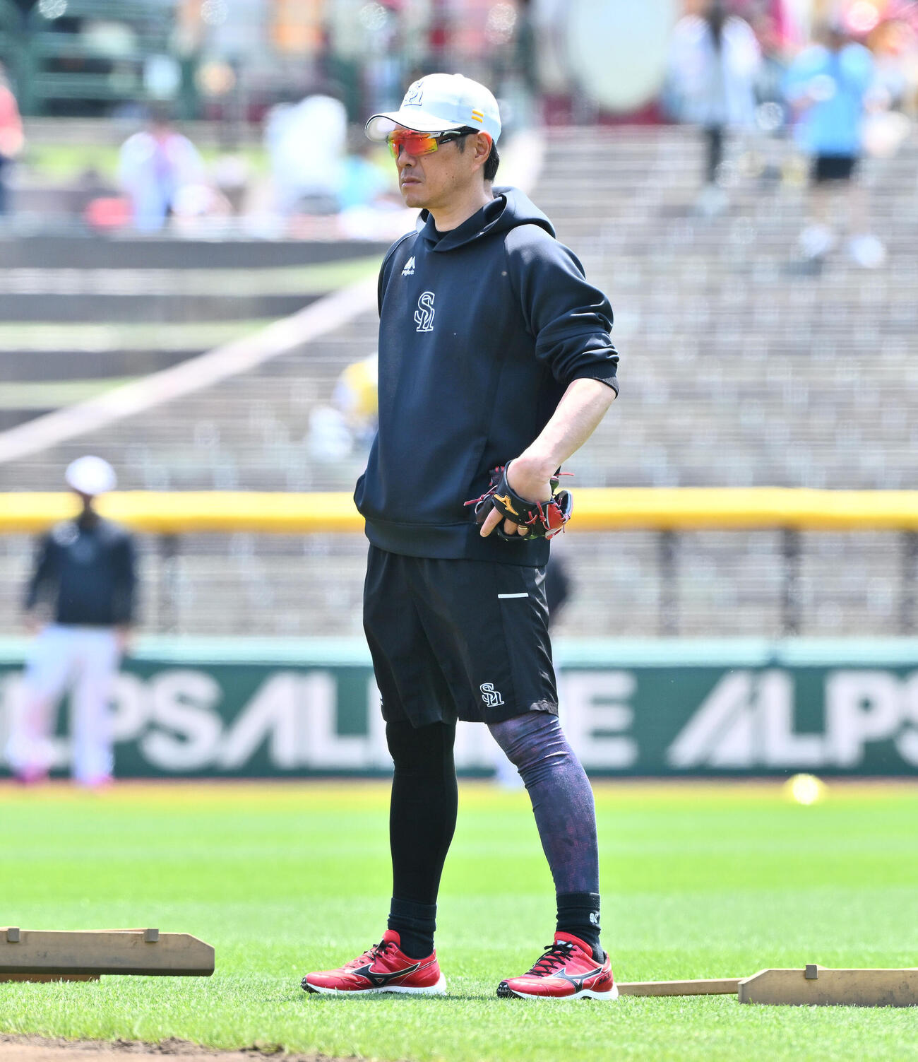 楽天対ソフトバンク　試合前練習を見守るソフトバンク小久保裕紀監督（撮影・滝沢徹郎）