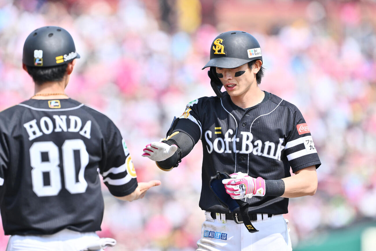 楽天対ソフトバンク　5回表ソフトバンク1死、周東佑京（右）は左前打を放つ（撮影・滝沢徹郎）