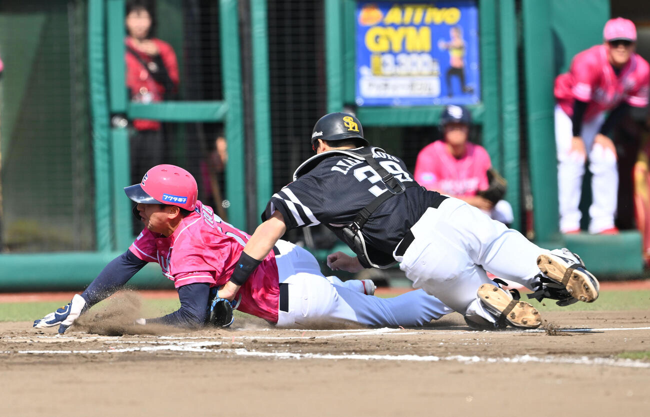 楽天対ソフトバンク　6回裏楽天2死二塁、代走小郷裕哉（左）は平良竜哉の右前打から生還を狙うもアウトになる。捕手山本祐大（撮影・滝沢徹郎）
