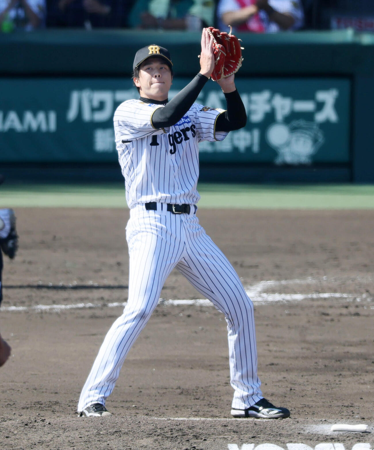 阪神対広島　4回表広島2死満塁、才木浩人は野間峻祥を左飛に仕留めマウンドで手を叩く(撮影・加藤哉）