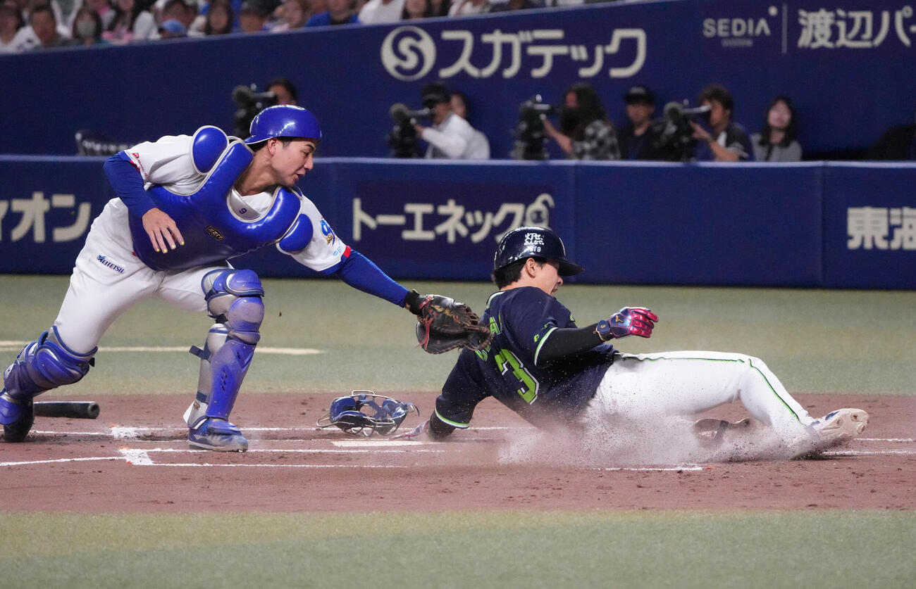 中日対ヤクルト　4回表ヤクルト1死二、三塁、武岡龍世の一ゴロで生還する内山壮真（右）捕手は石伊雄太（撮影・森本幸一）