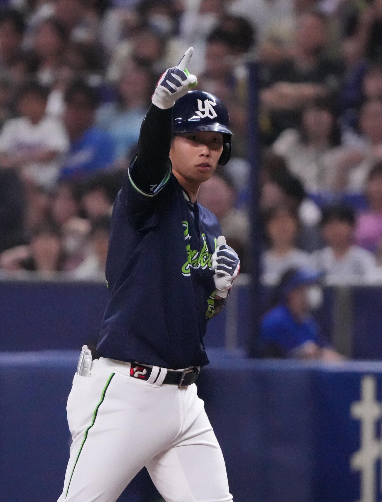 中日対ヤクルト　4回表ヤクルト1死一、三塁、適時打を放ちベンチへ向かってアピールする古賀優大（撮影・森本幸一）
