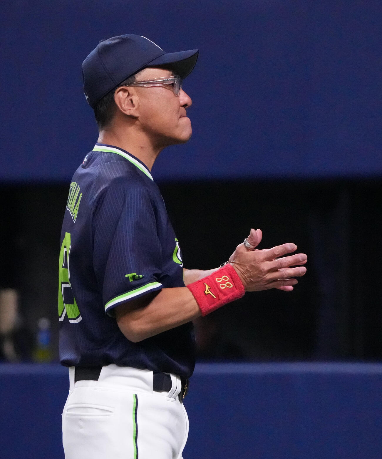 中日対ヤクルト　6回表終了、選手交代を告げベンチへ戻る池山隆寛監督（撮影・森本幸一）