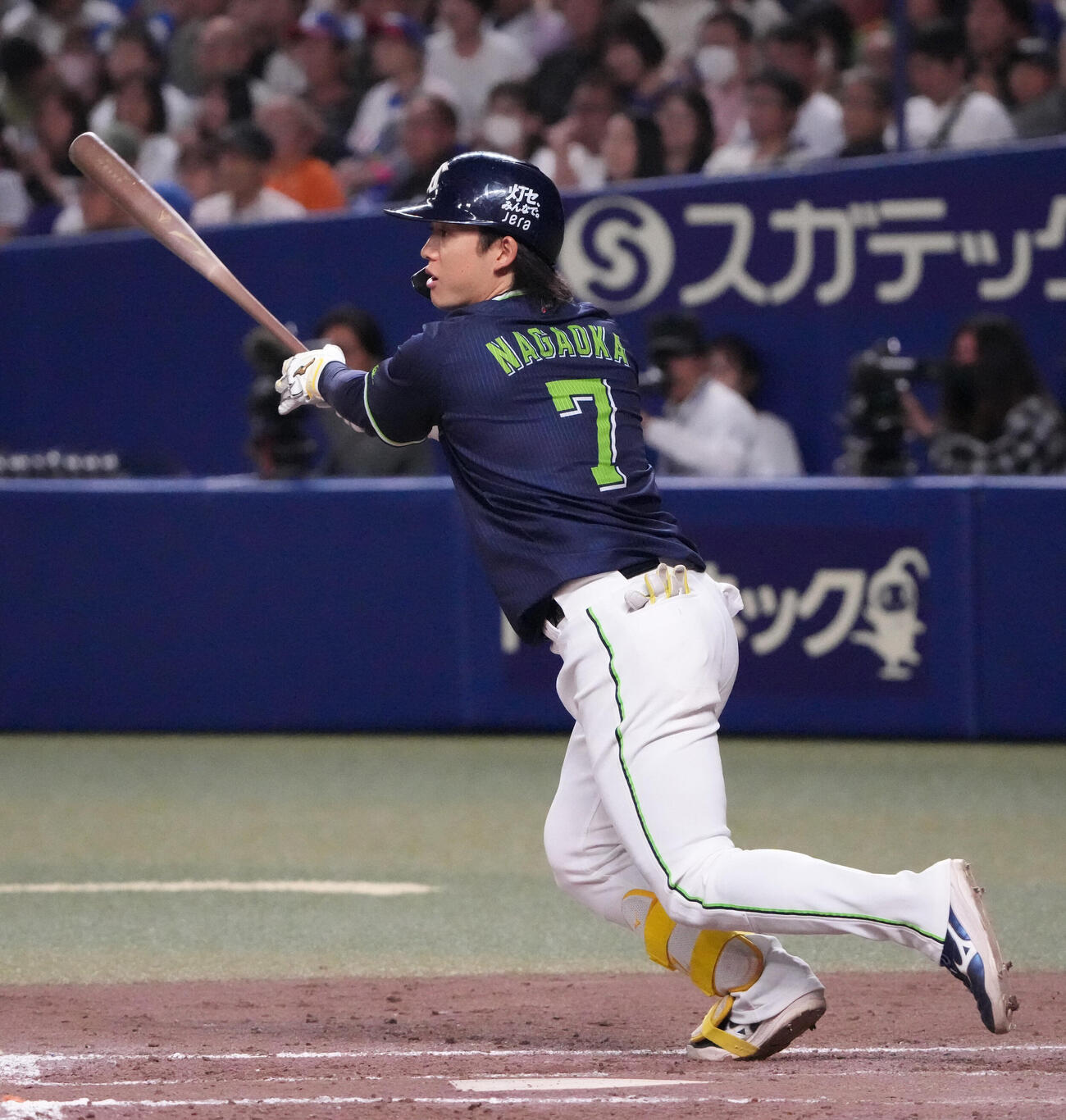 中日対ヤクルト　4回表ヤクルト2死満塁、2点適時打を放つ長岡秀樹（撮影・森本幸一）