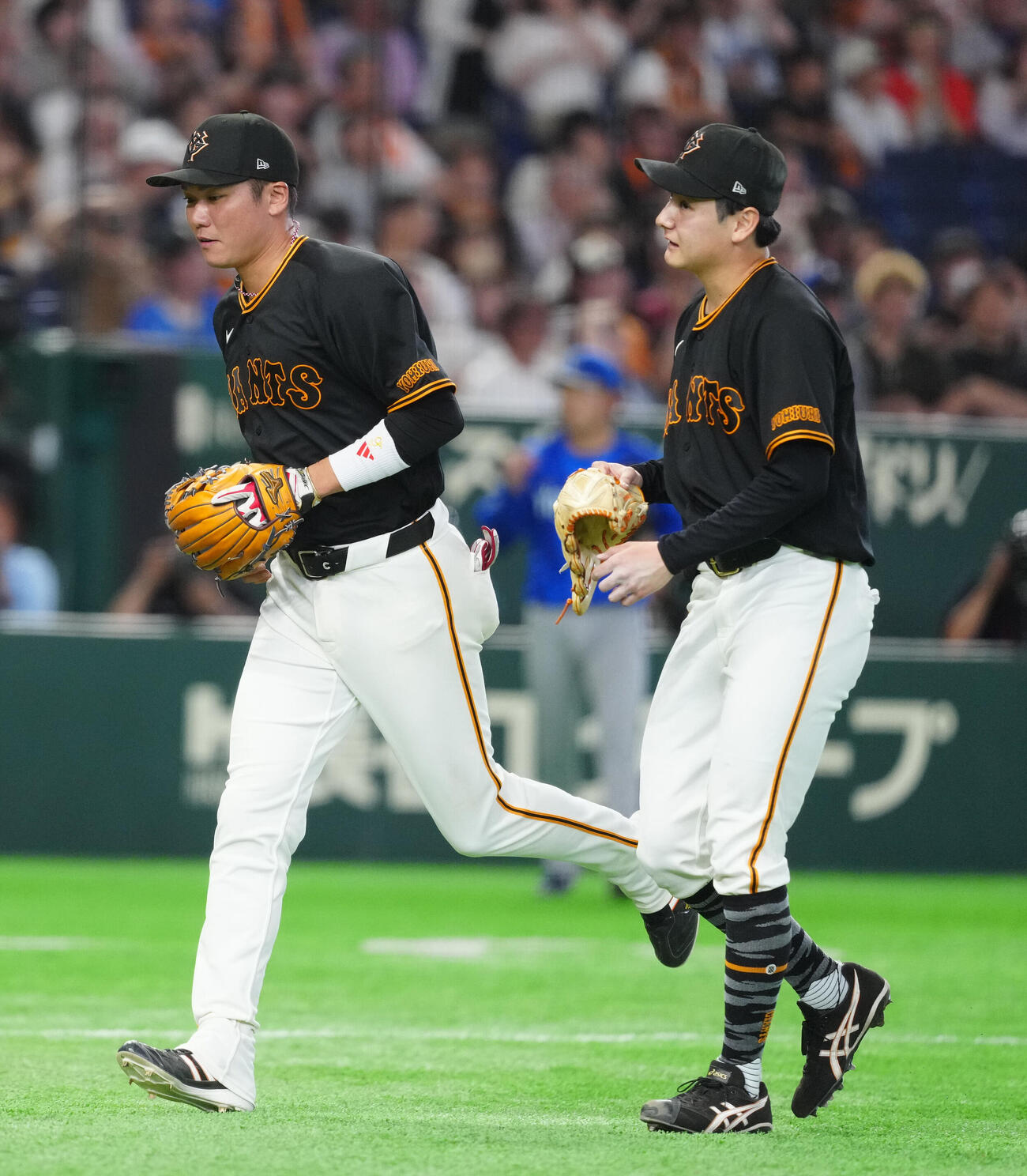 巨人対DeNA 6回表終了後、ベンチに引き揚げる巨人三塁手坂本勇人（左）と先発の竹丸和幸（撮影・江口和貴）
