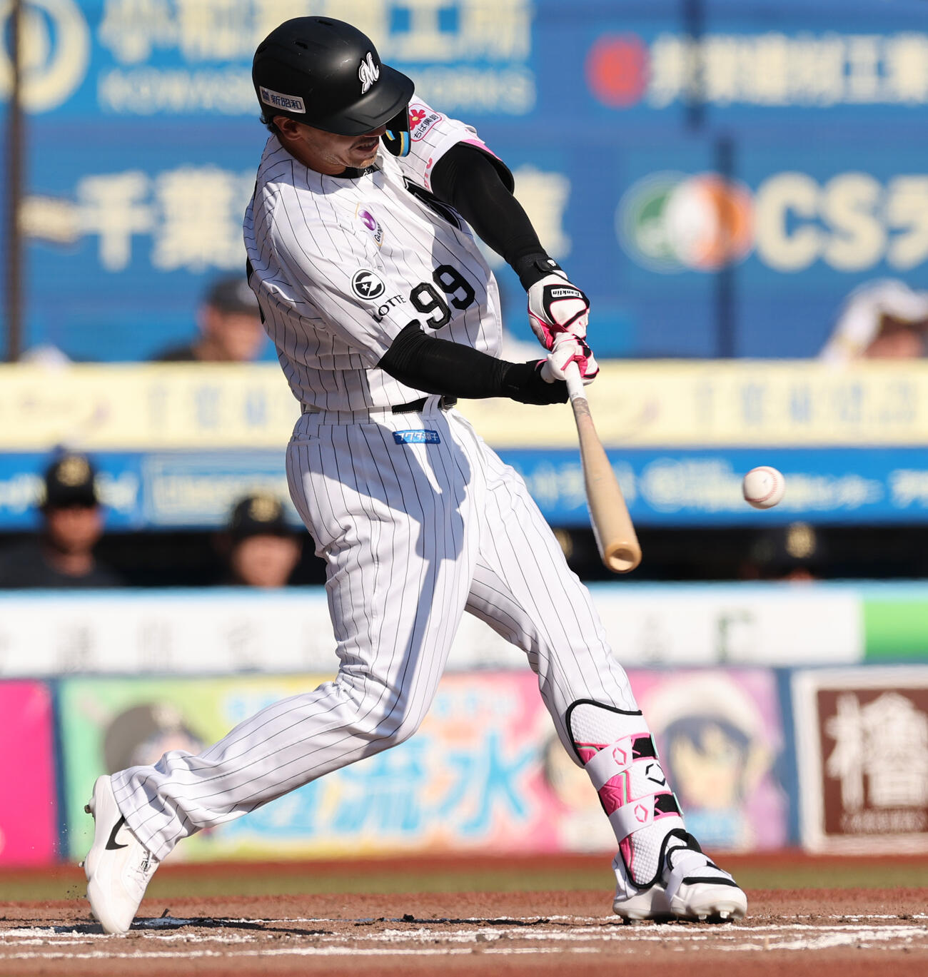 ロッテ対オリックス　6回裏ロッテ2死一、三塁、3点本塁打を放つネフタリ・ソト（撮影・野上伸悟）