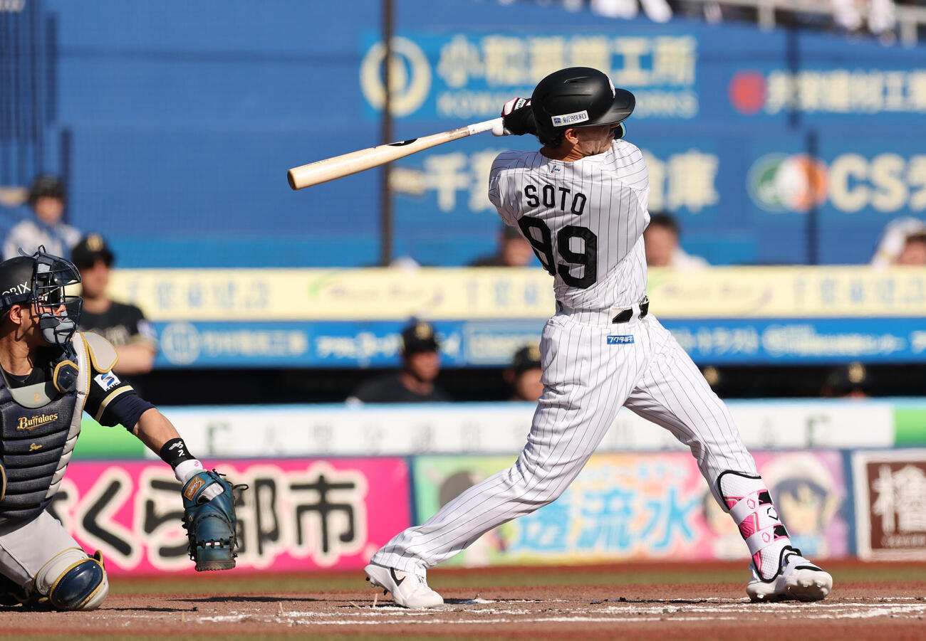ロッテ対オリックス　6回裏ロッテ2死一、三塁、3点本塁打を放つネフタリ・ソト（撮影・野上伸悟）