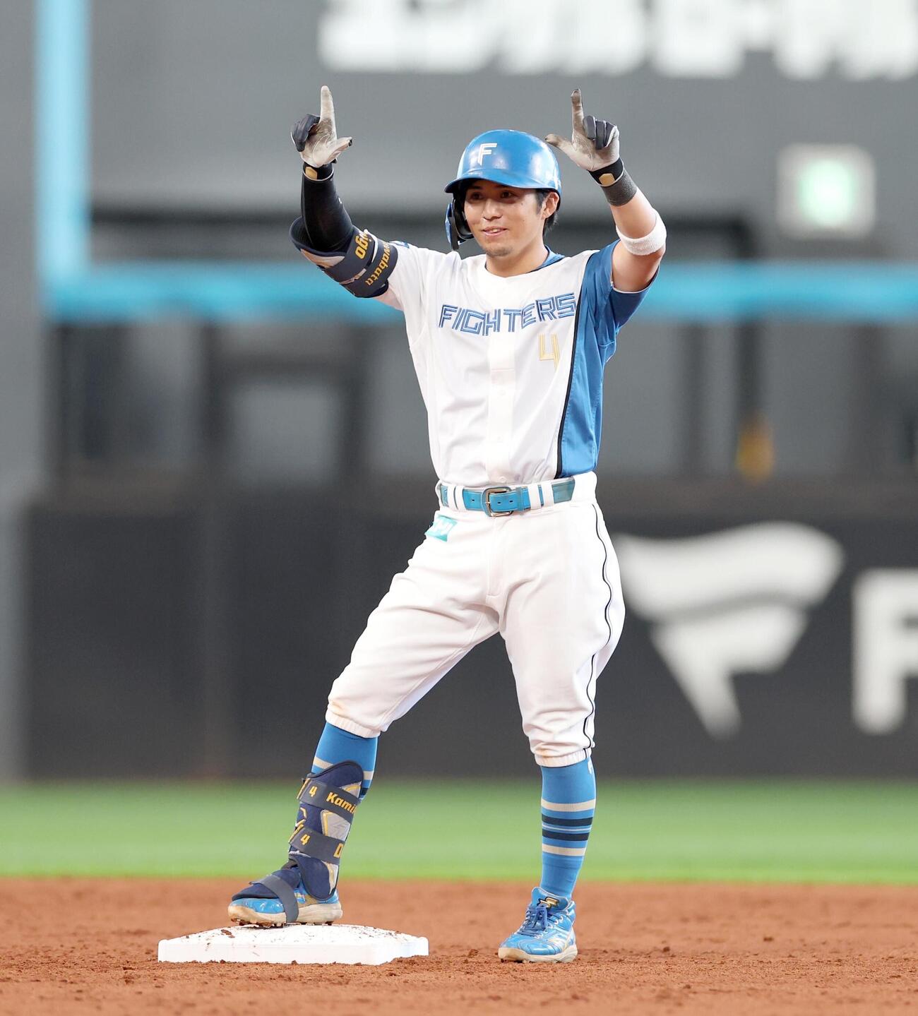 日本ハム対西武　3回裏日本ハム1死一塁、適時二塁打を放ちポーズをとる上川畑大悟（撮影・黒川智章）