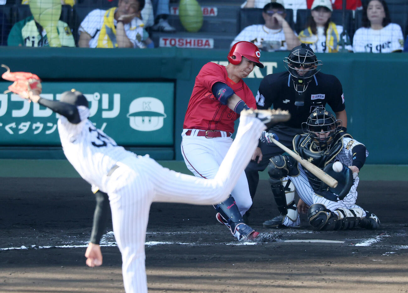 阪神対広島　7回表広島1死三塁、野間峻祥は左前適時打を放つ。投手才木浩人(撮影・加藤哉）