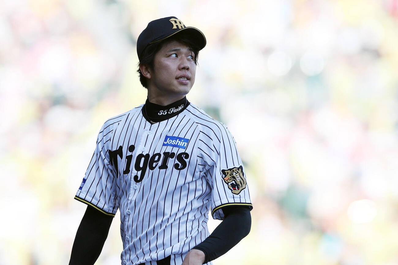 阪神対広島　7回表を投げ終え、悔しそうにベンチへ戻る阪神才木浩人（撮影・前田充）