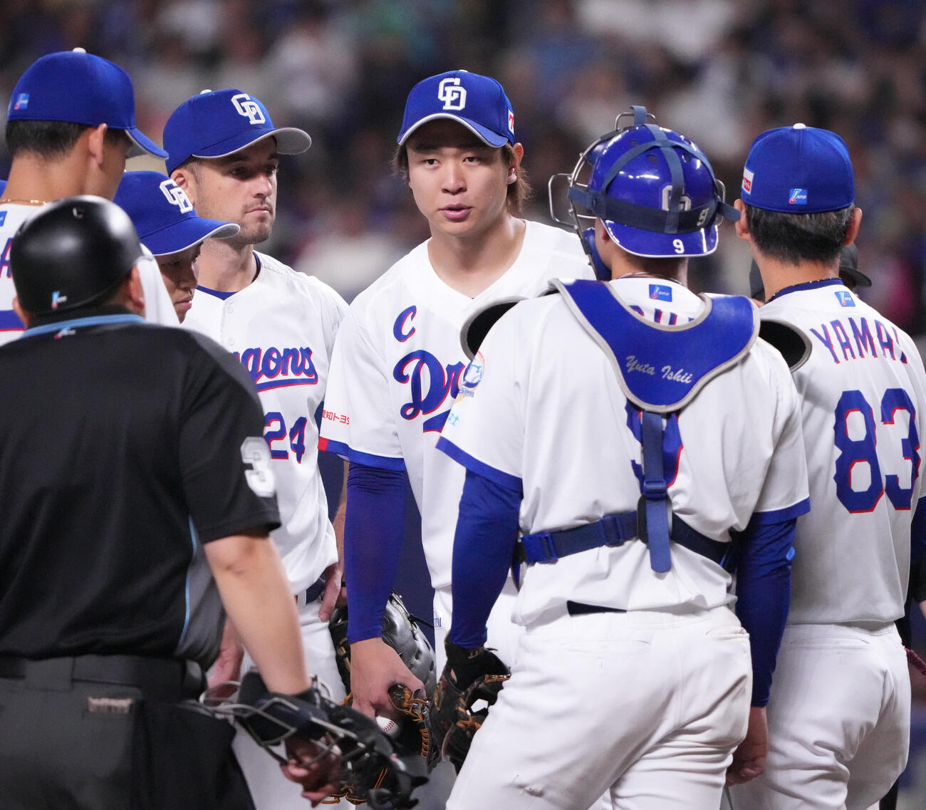 中日対ヤクルト　4回表ヤクルト1死一、三塁、高橋宏斗（中央）のもとに集まる中日ナイン（撮影・森本幸一）