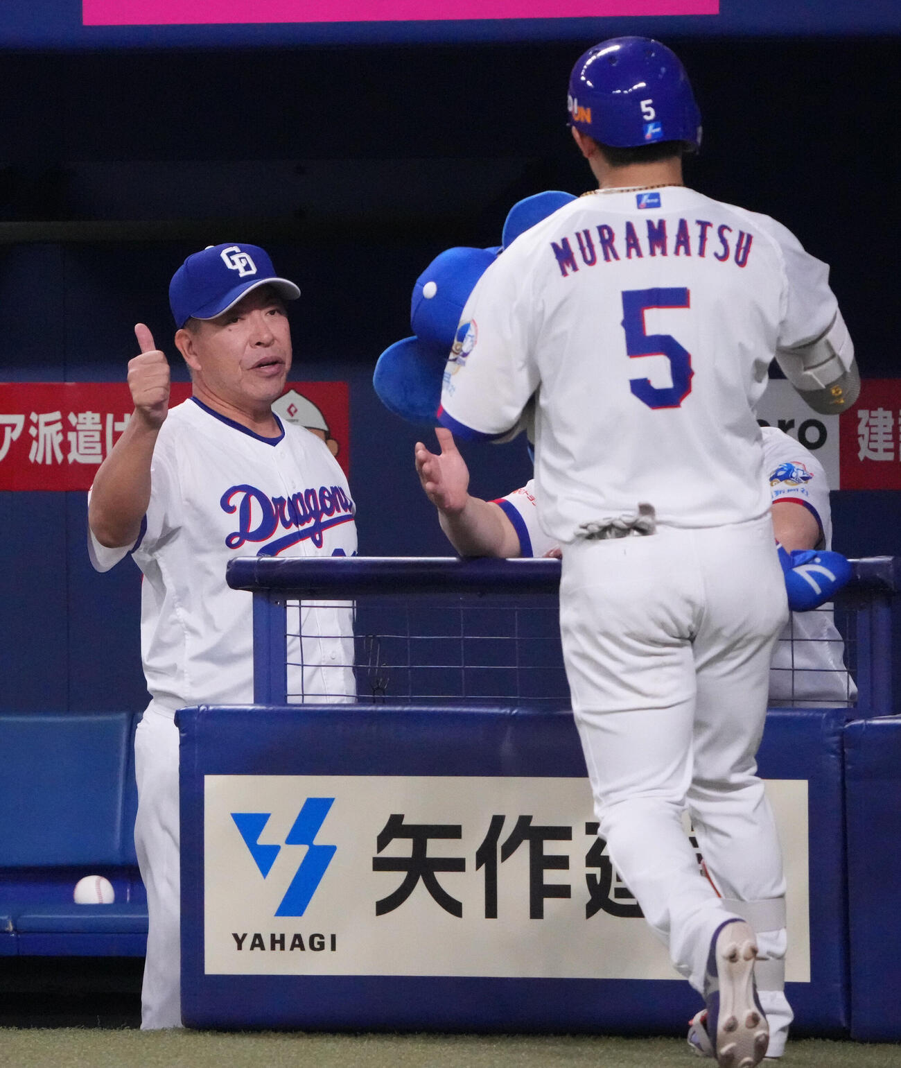 中日対ヤクルト　4回裏中日1死、井上一樹監督（左）はソロ本塁打を放った村松開人を迎える（撮影・森本幸一）