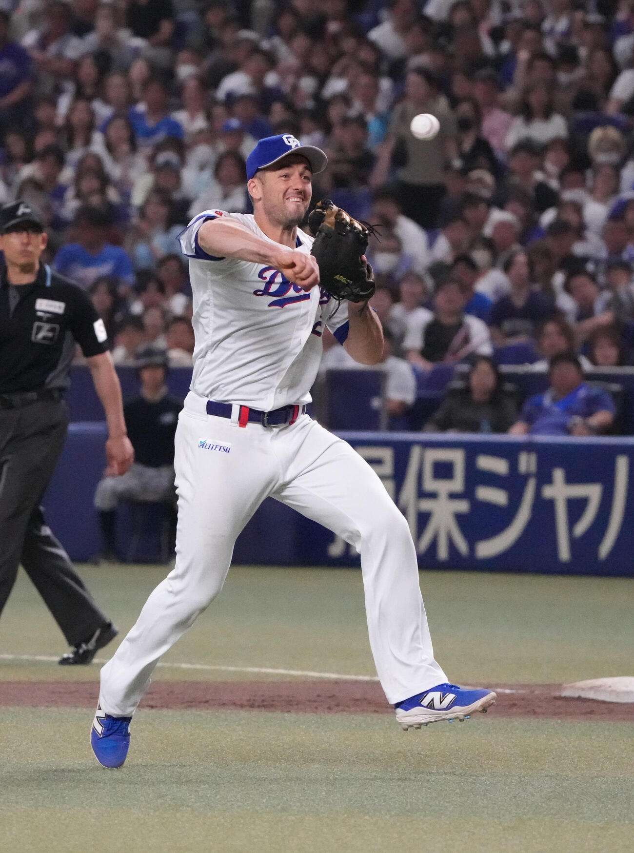 中日対ヤクルト　4回表ヤクルト1死二、三塁、武岡龍世の一ゴロを捕球し本塁へ送球するジェイソン・ボスラー（撮影・森本幸一）