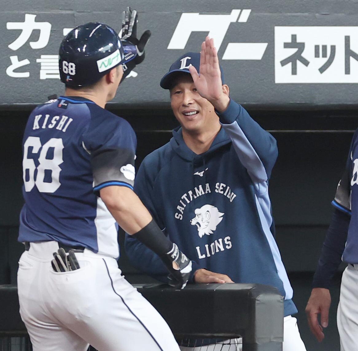 日本ハム対西武　7回表、2点本塁打を放った岸潤一郎を出迎える西口文也監督（撮影・黒川智章）