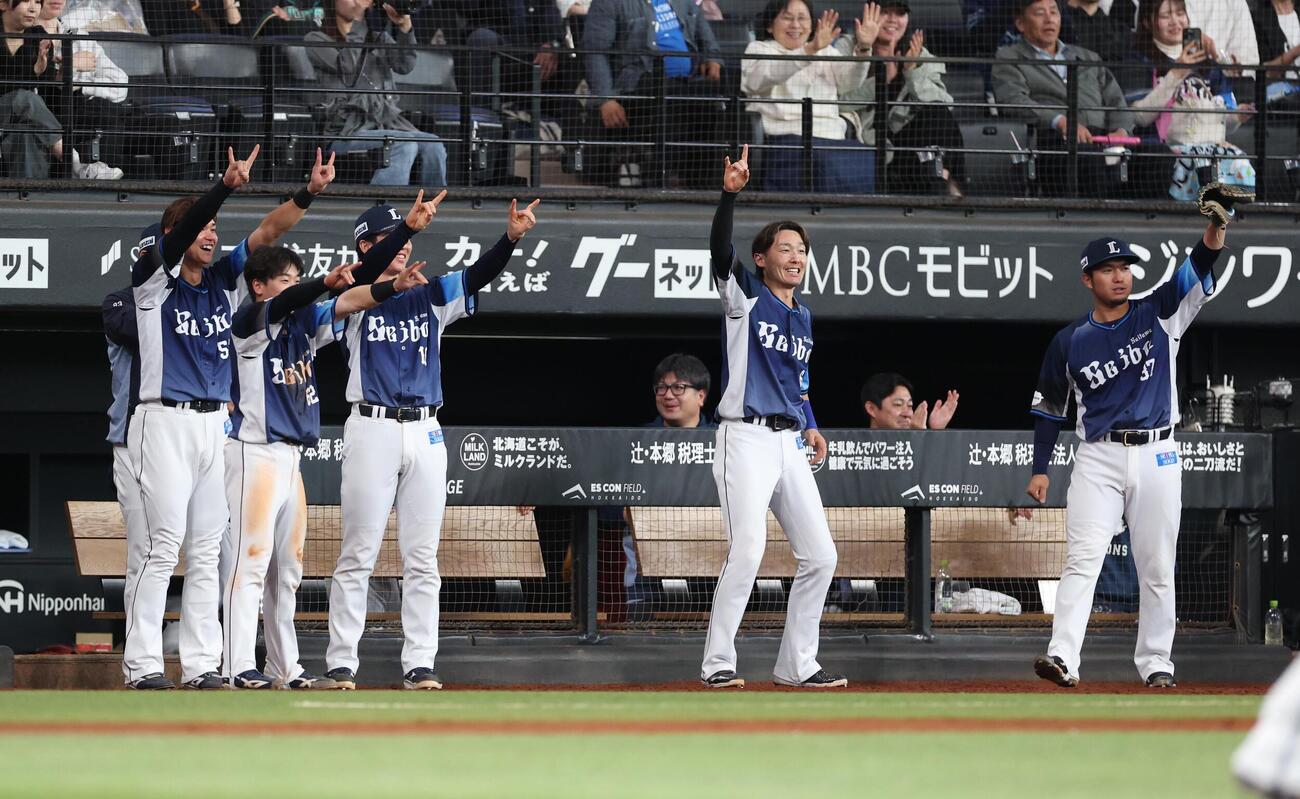 日本ハム対西武　7回表、ネビンの2点本塁打で沸く西武ベンチ（撮影・黒川智章）
