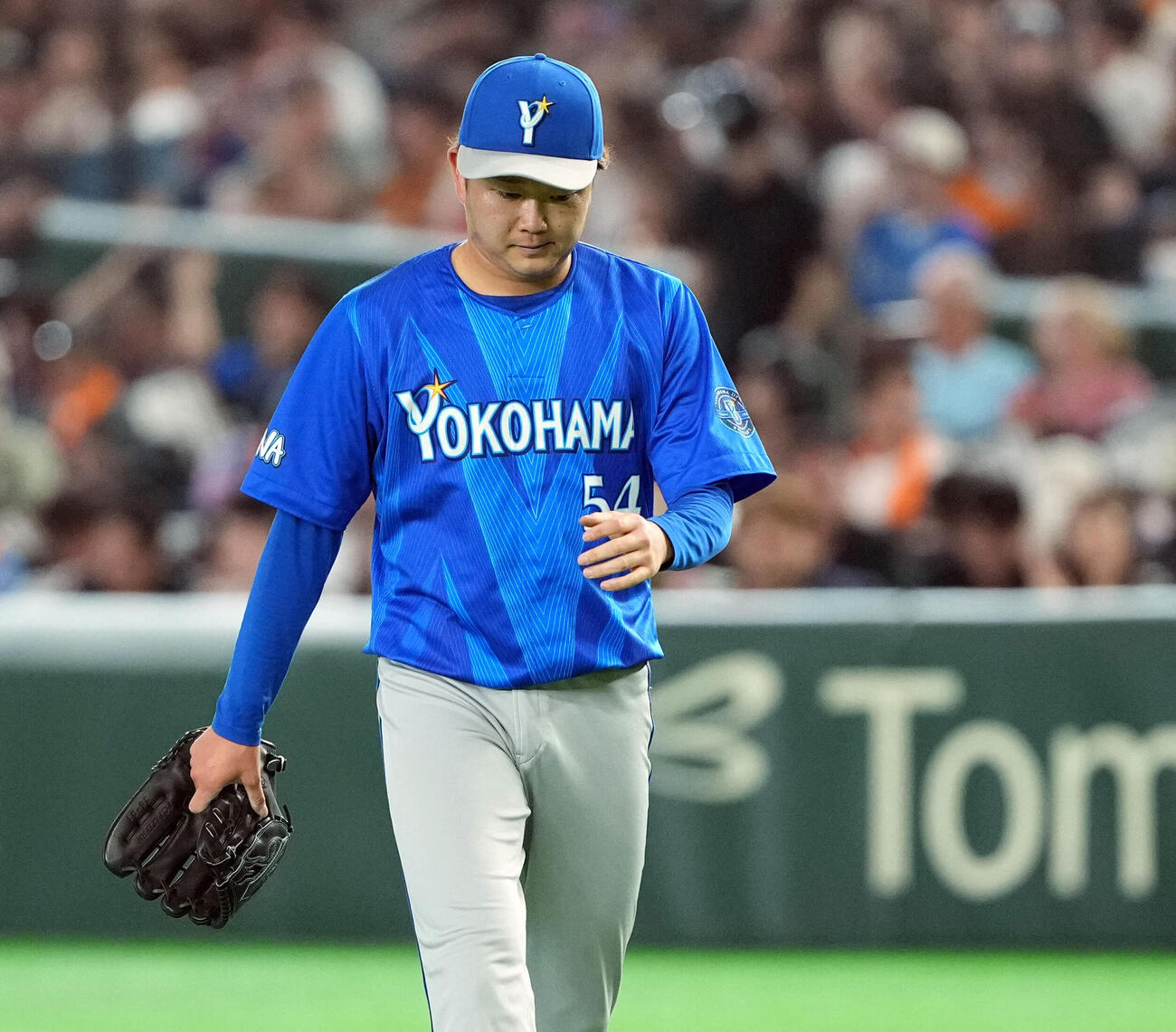 巨人対DeNA 1回裏、巨人に先制を許したDeNAの先発石田裕太郎（撮影・たえ見朱実）