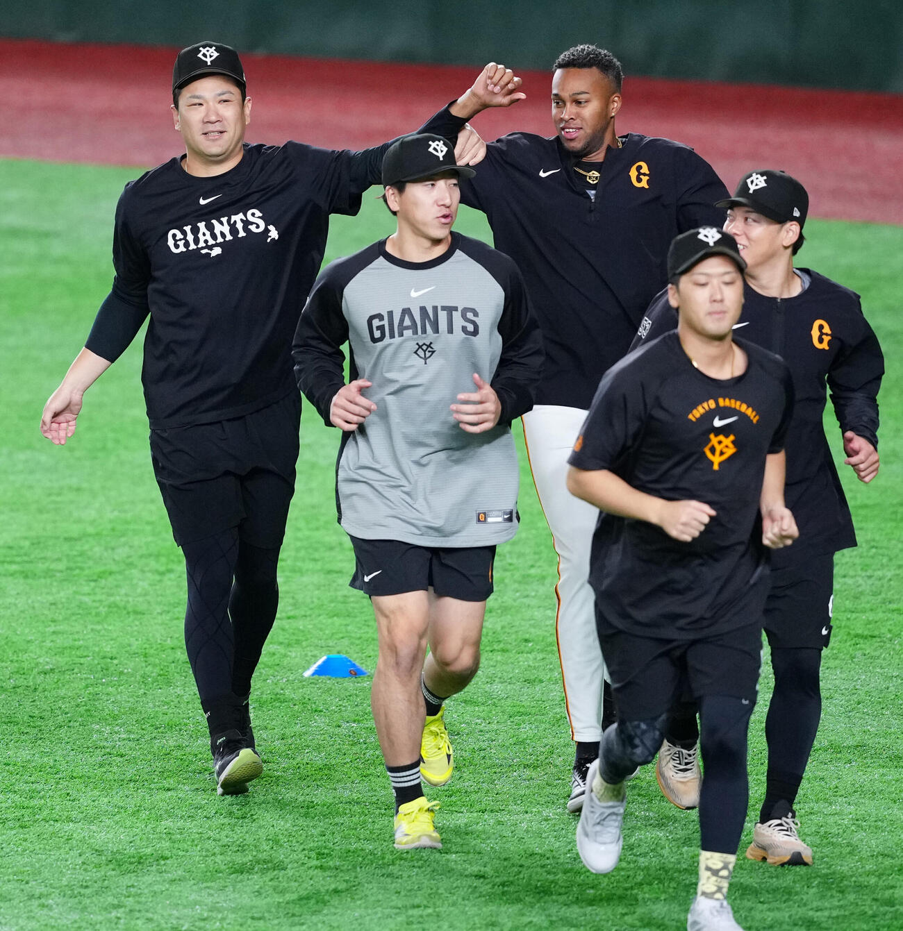 巨人対DeNA　試合前練習中、じゃれ合う巨人田中将大（後方左）とライデル・マルティネス（撮影・江口和貴）